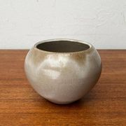 Mid-century German minimalist studio pottery vase by Hildegard and Peter Delius for Hamelner Kunsttöpferei, 1960s.