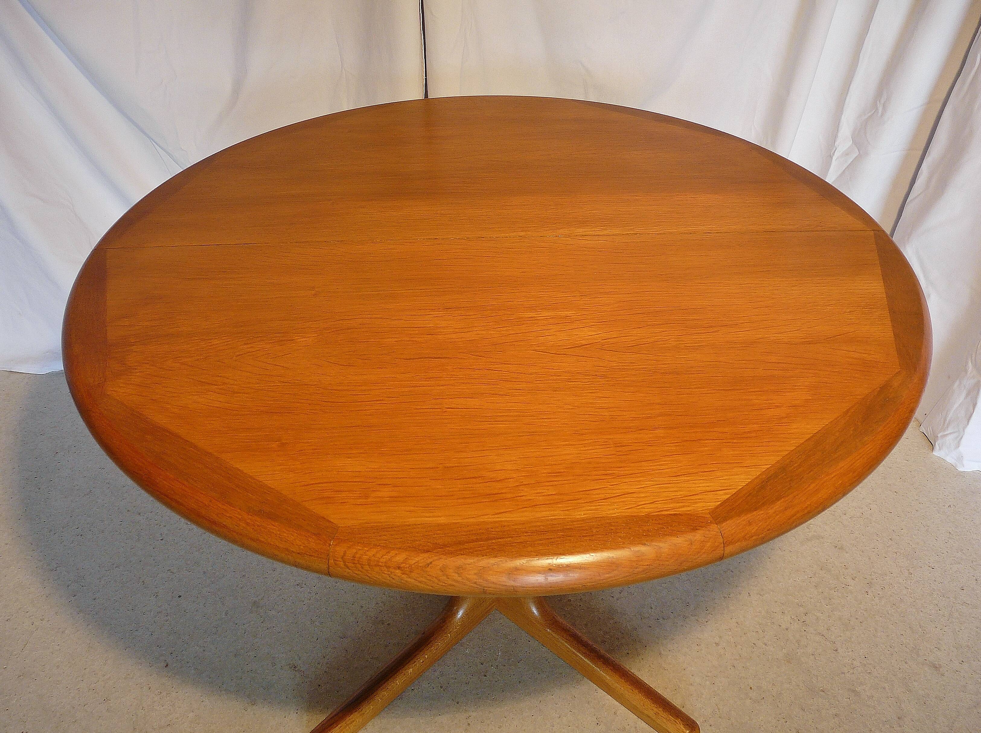 Expandable round table in teak