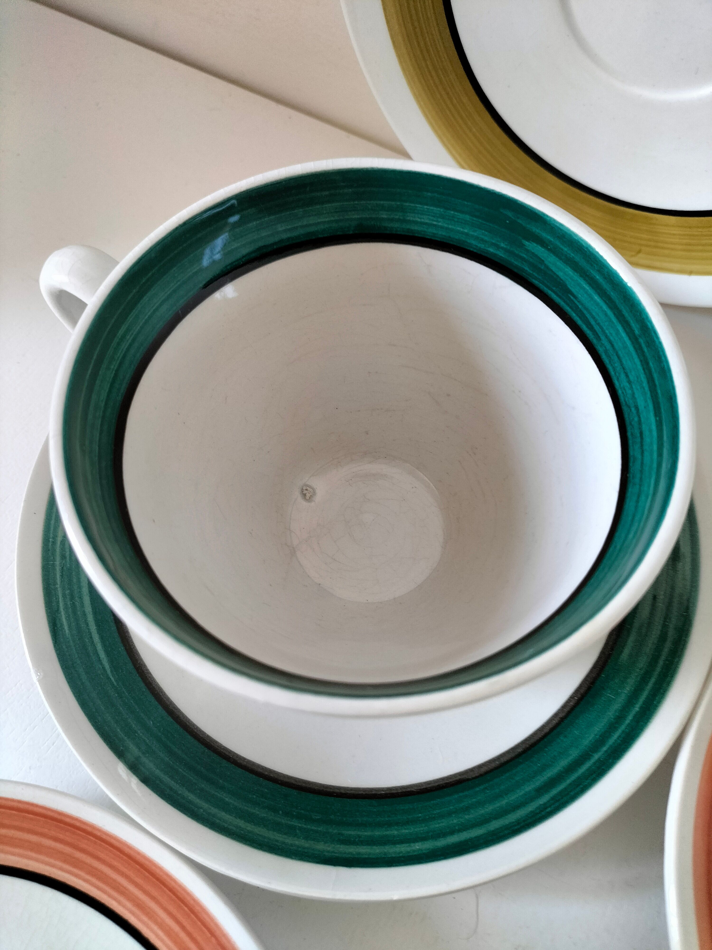 Ensemble de 4 grandes tasses vintage et 6 sous-tasses graphiques