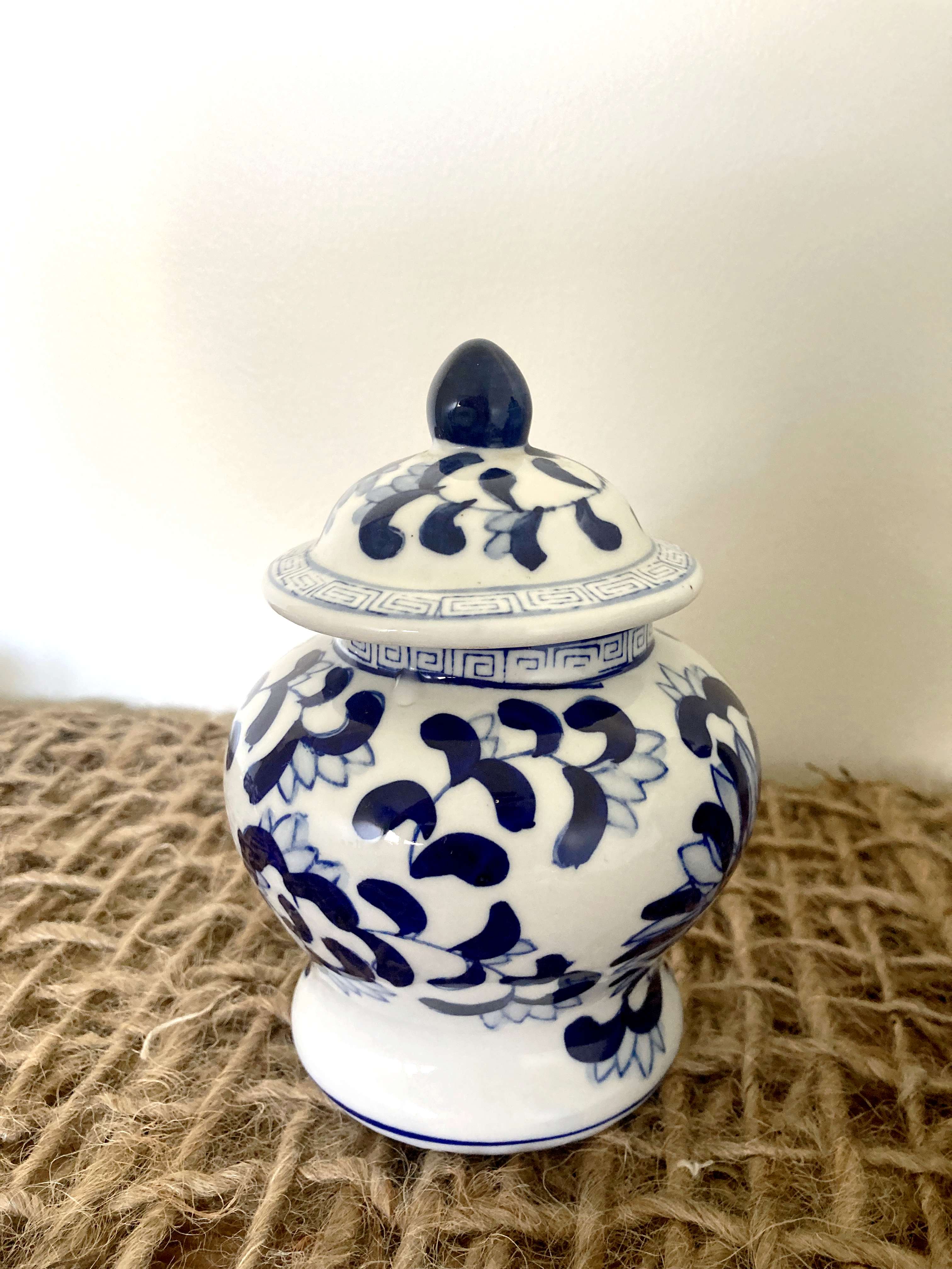Set of 2 vintage ceramic ginger pots