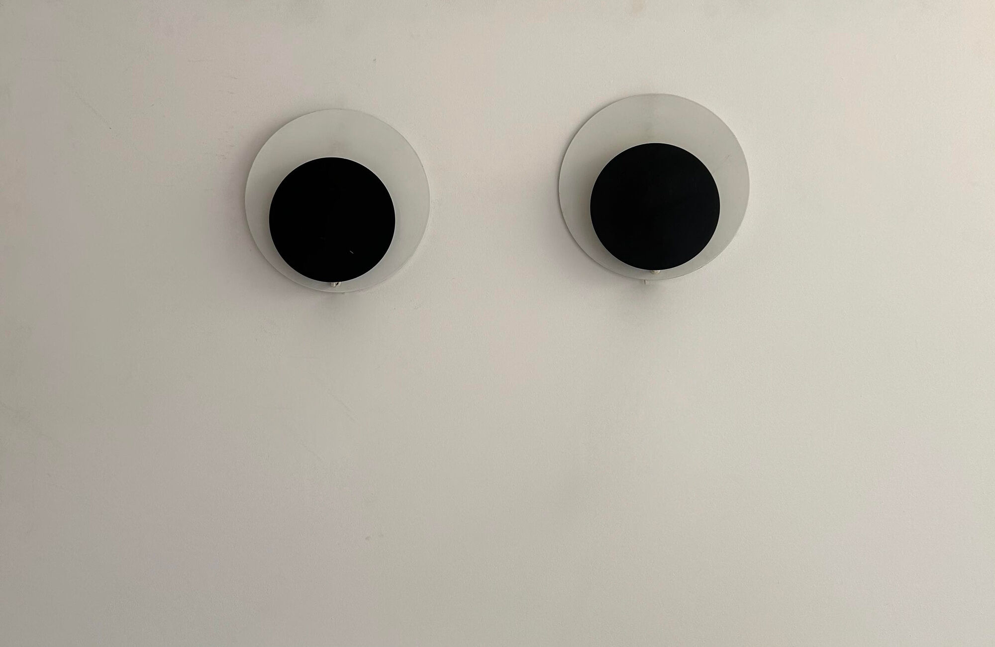 Pair of vintage "Cirkle" wall lights in black and white lacquered metal, Denmark 1970