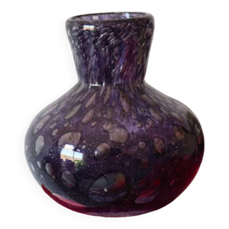 Petit vase en verre bullé et soufflé violet