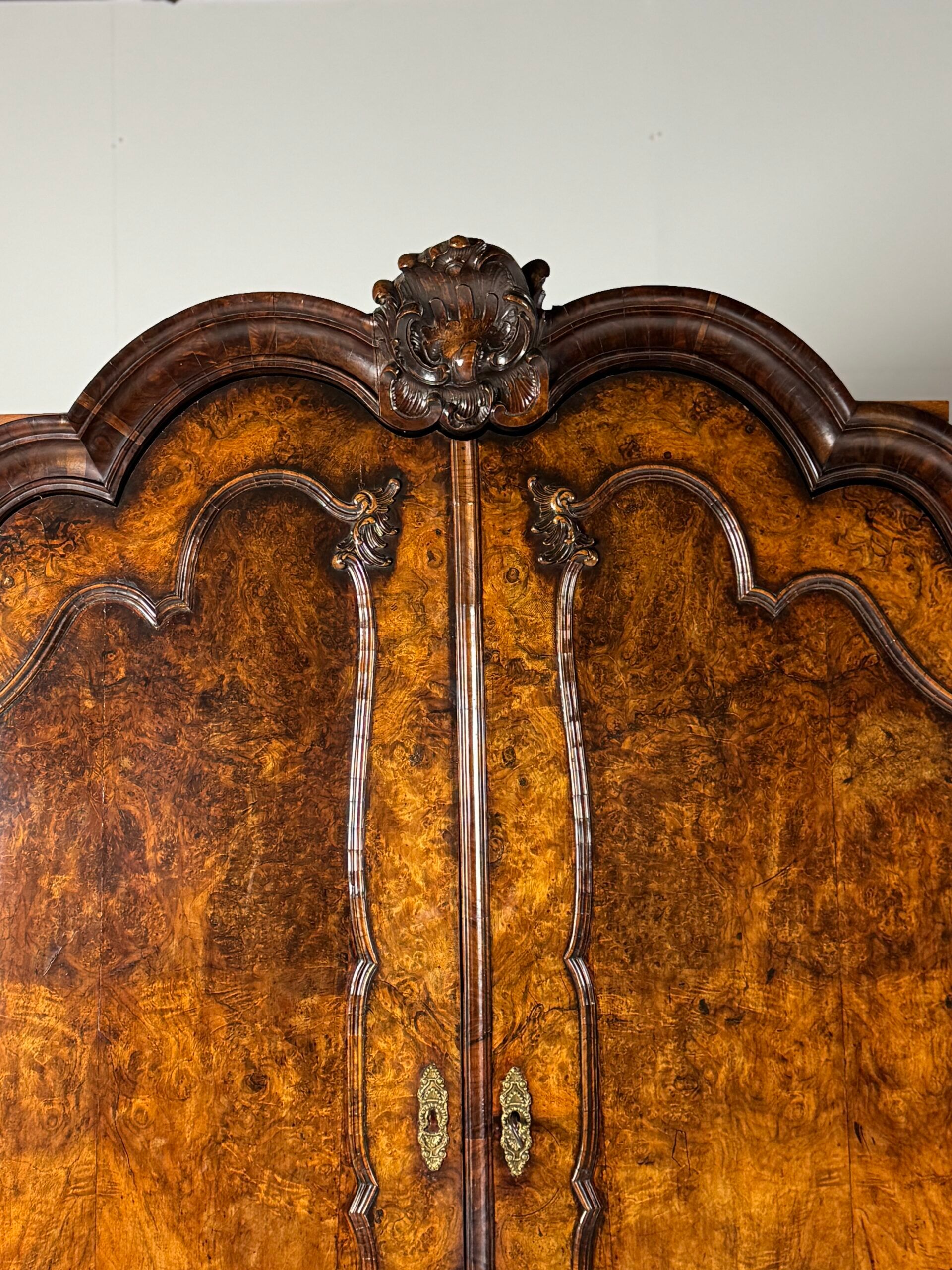 Dutch burr walnut cabinet ca. 1740