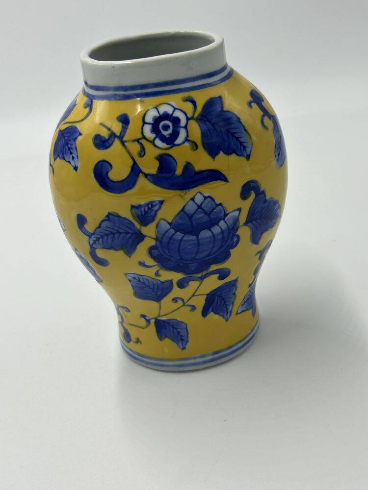 Yellow Chinese vase with blue patterns, 19th century