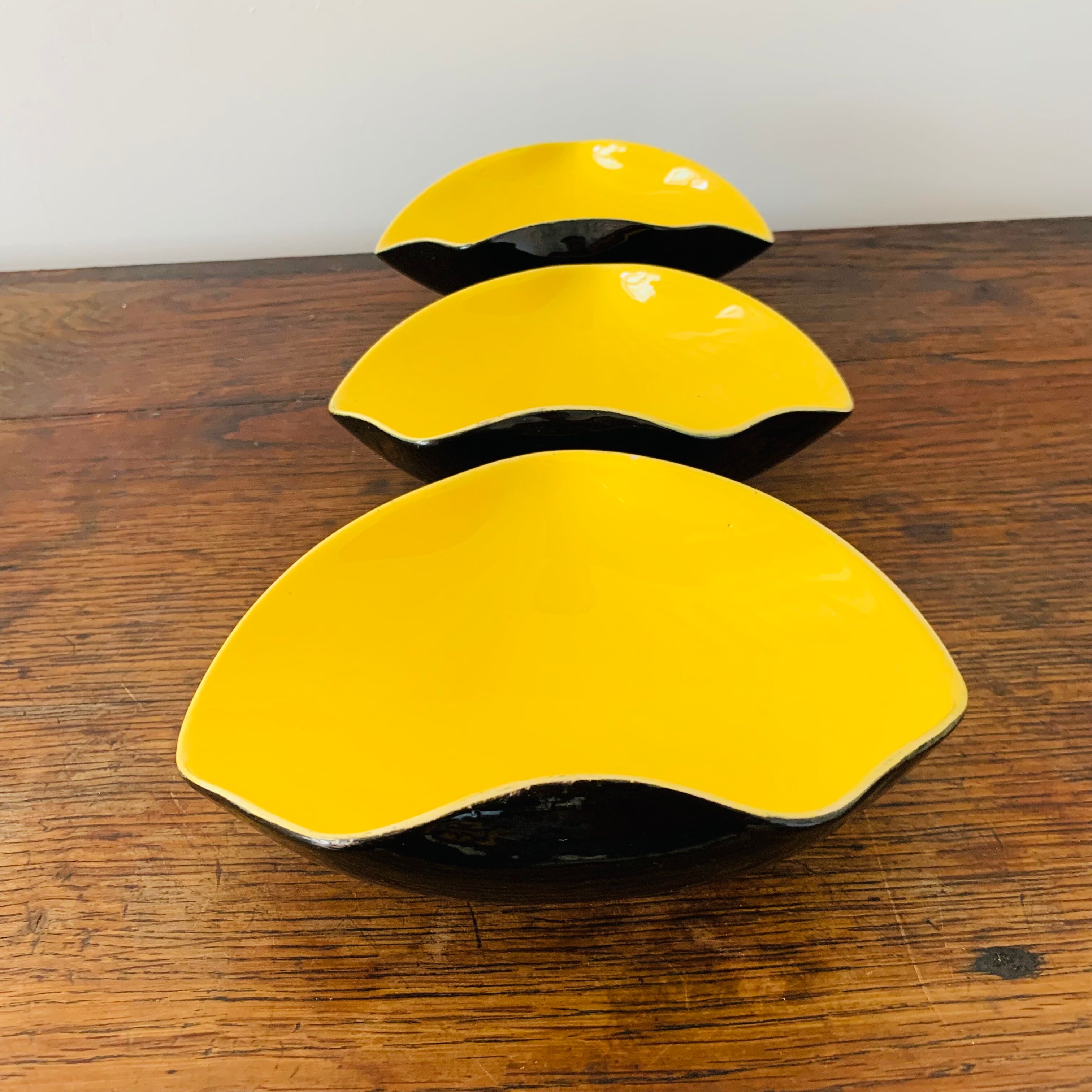 Set of 3 vintage bowls, yellow and black