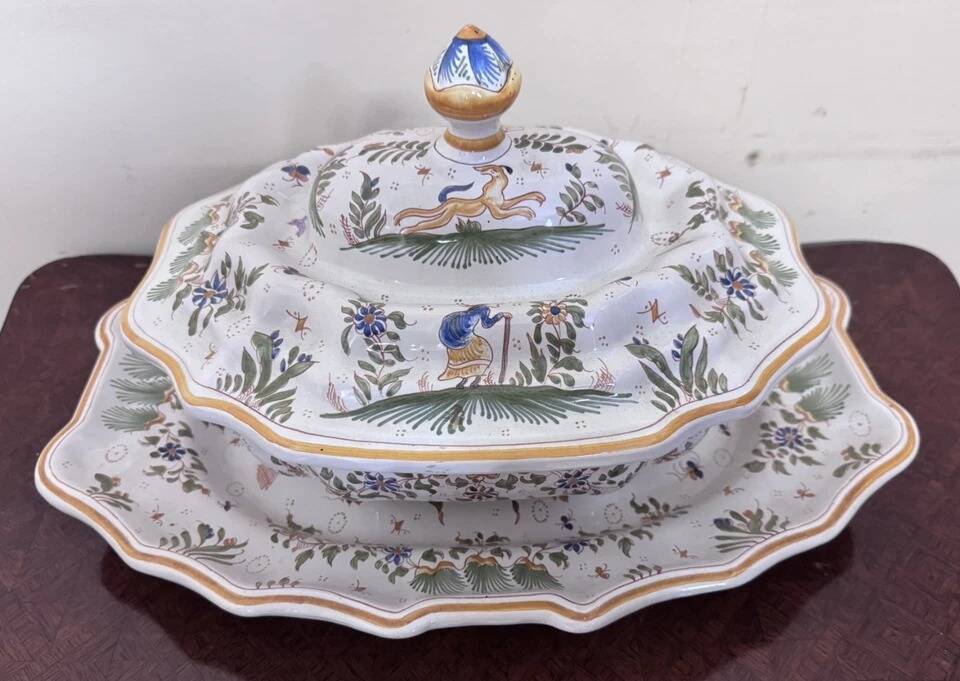 Important covered soup tureen and its stand in earthenware – Polychrome decoration