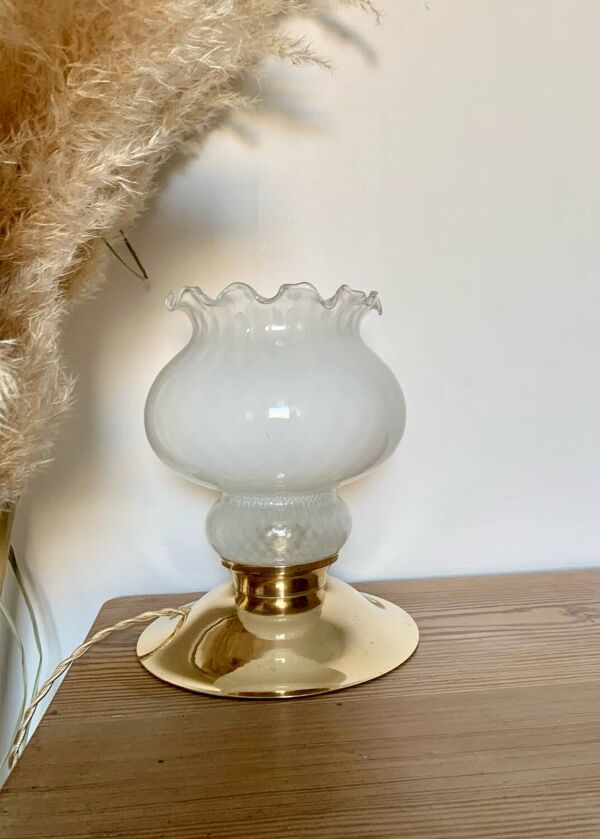 Lampe à poser vintage avec globe blanc et base en laiton ancien - Éclairage élégant avec fil doré tressé