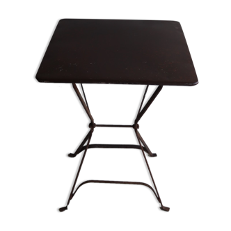 Side table in metal and cast iron