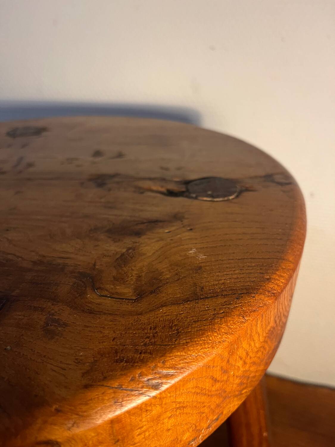 Tabouret tripode ancien fait main – Bois massif