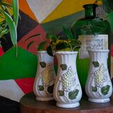 Trois vases anciens en barbotine aux lilas