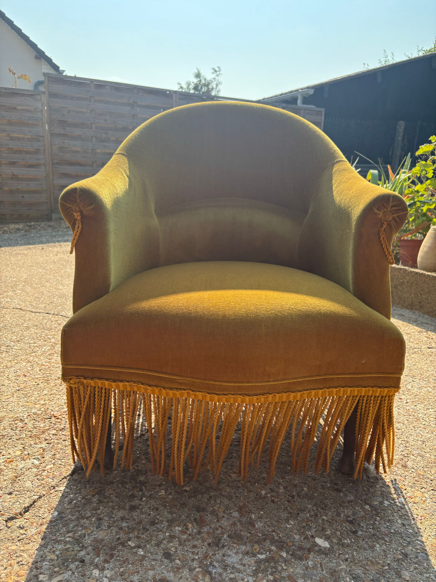 Fauteuil Crapaud Vintage en Velours Moutarde à franges