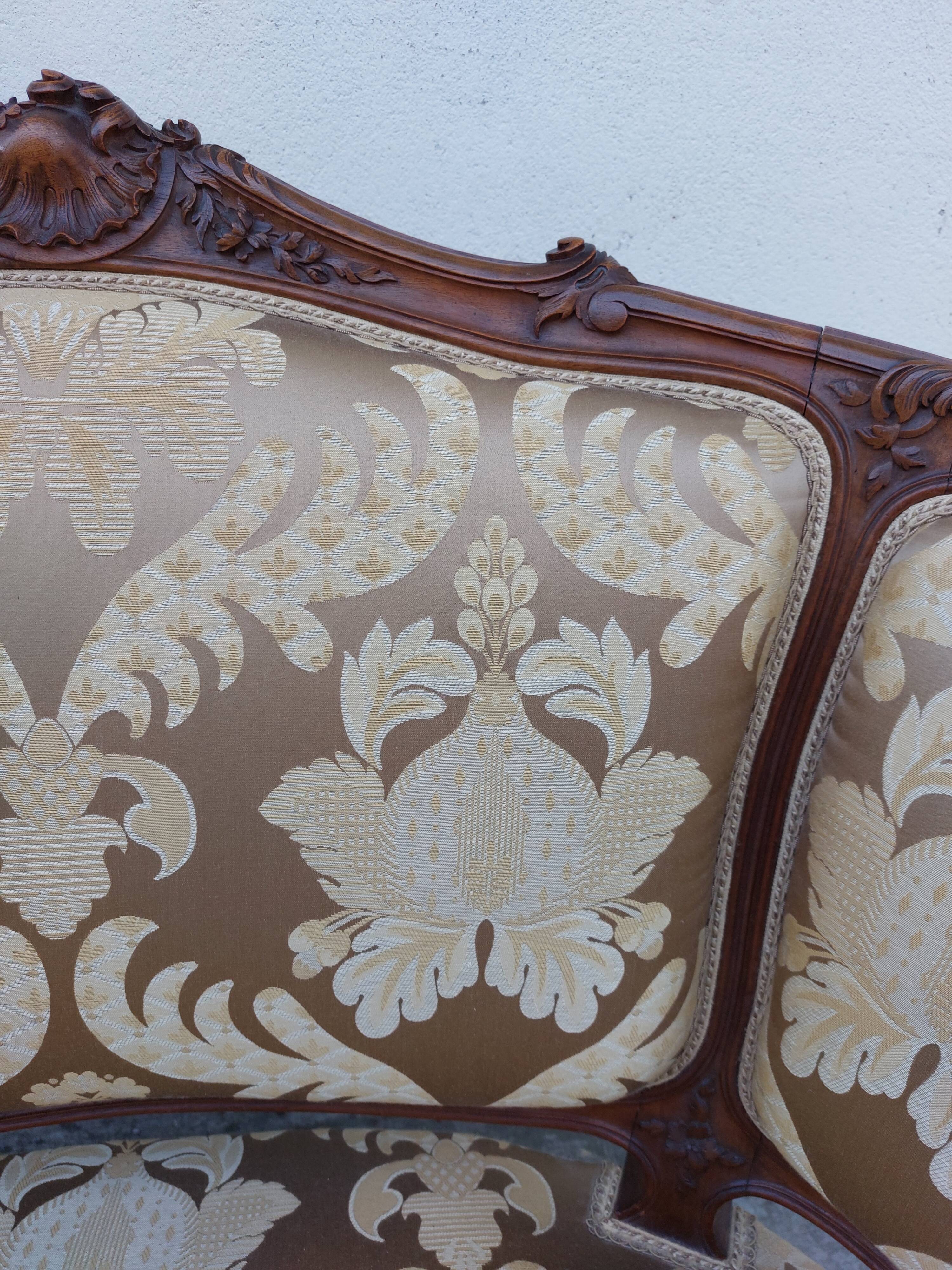 Fauteuil bergère louis XV en Noyer sculpté