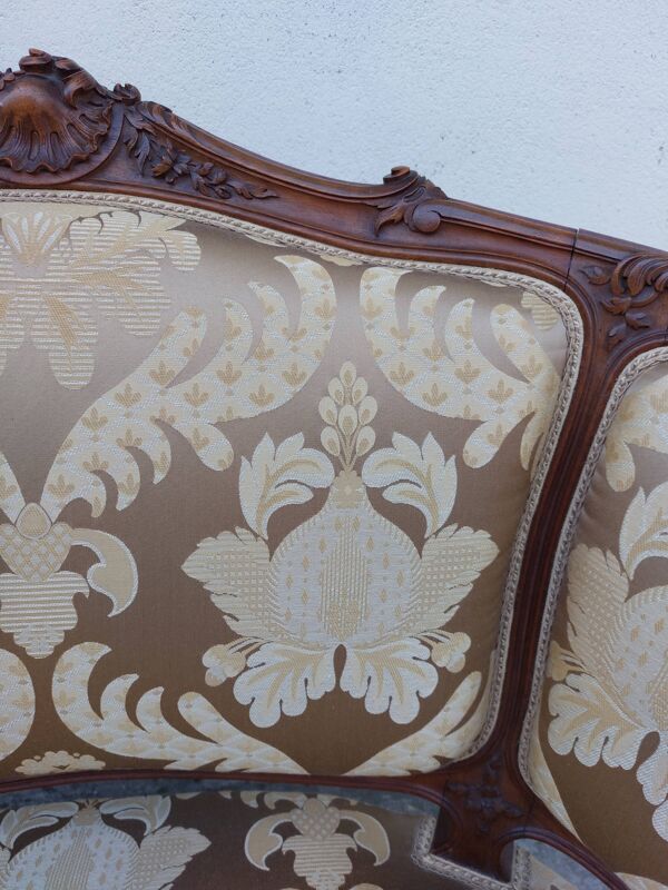 Fauteuil bergère louis XV en Noyer sculpté
