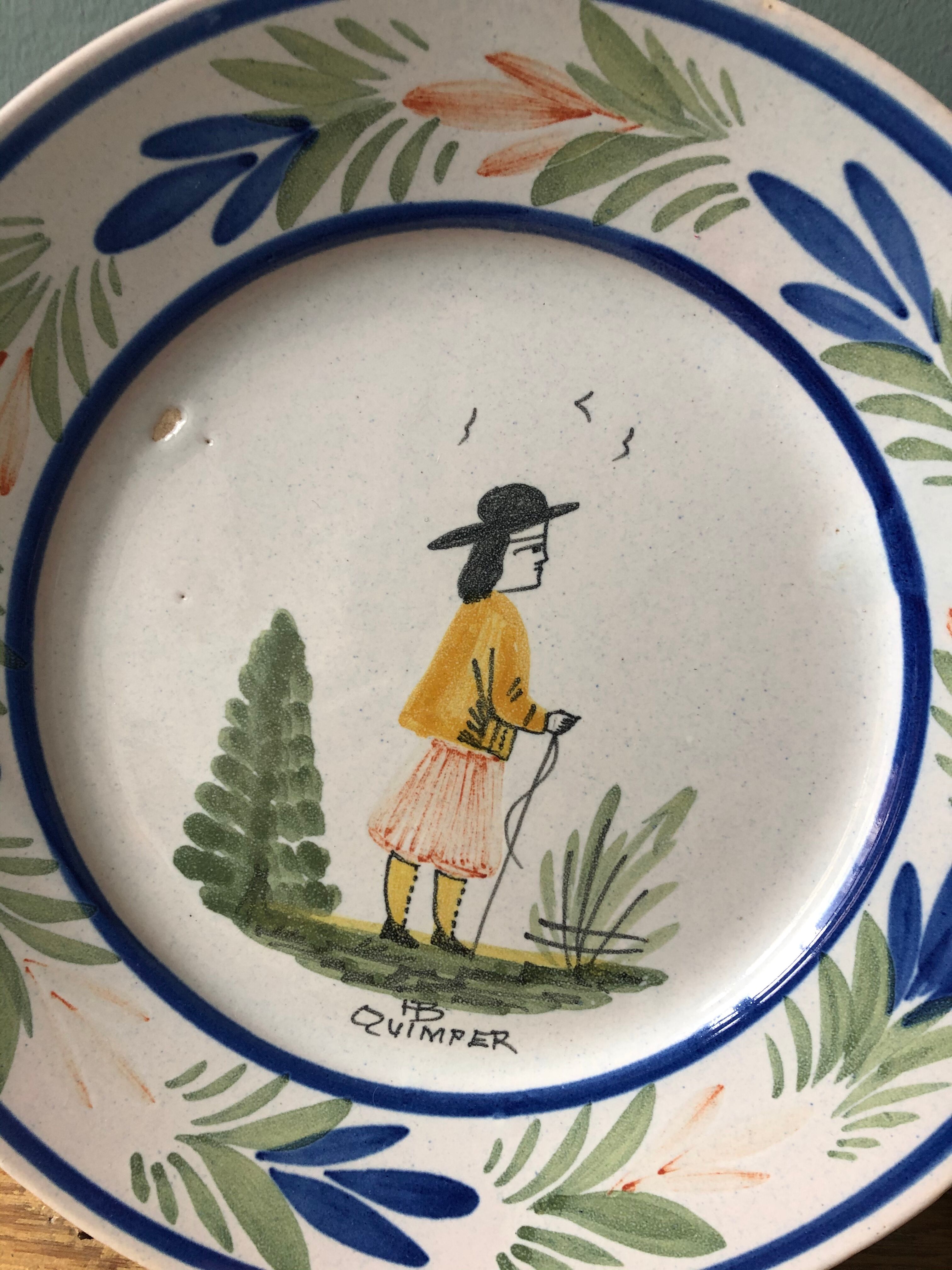 Lot de deux assiettes HB Quimper début XXème