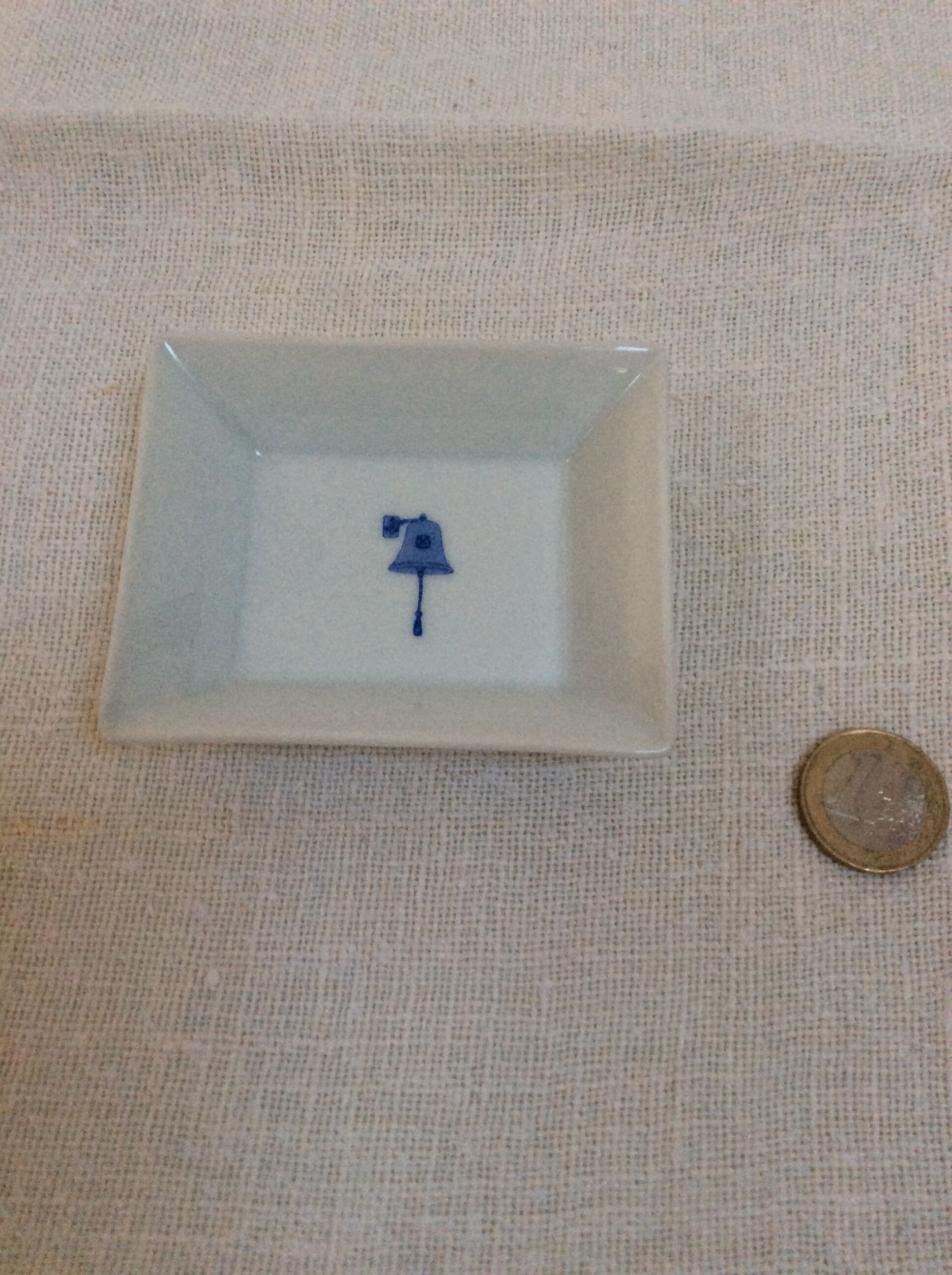 Emptu pocket in porcelain