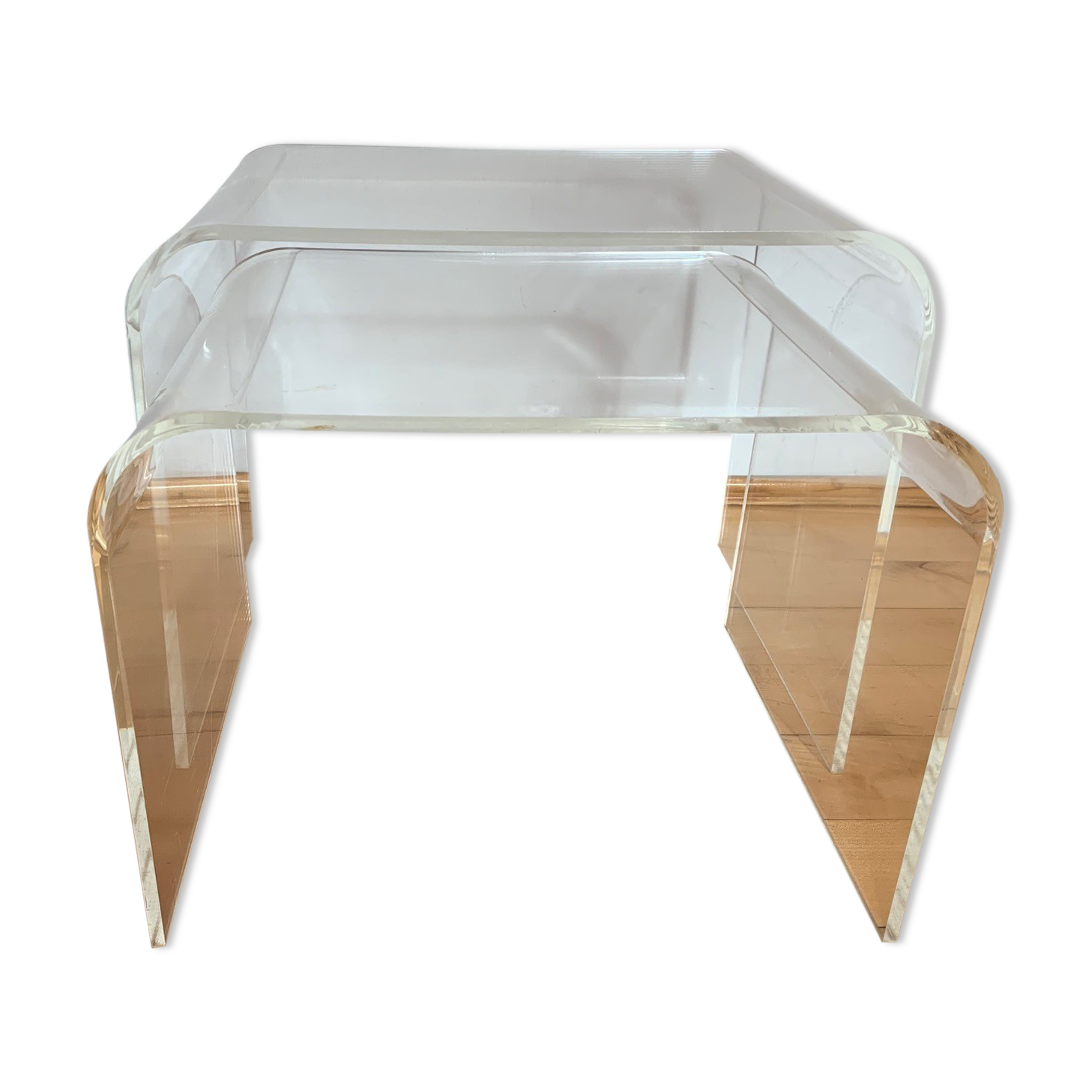 Une paire de tables Lucite des années 1970