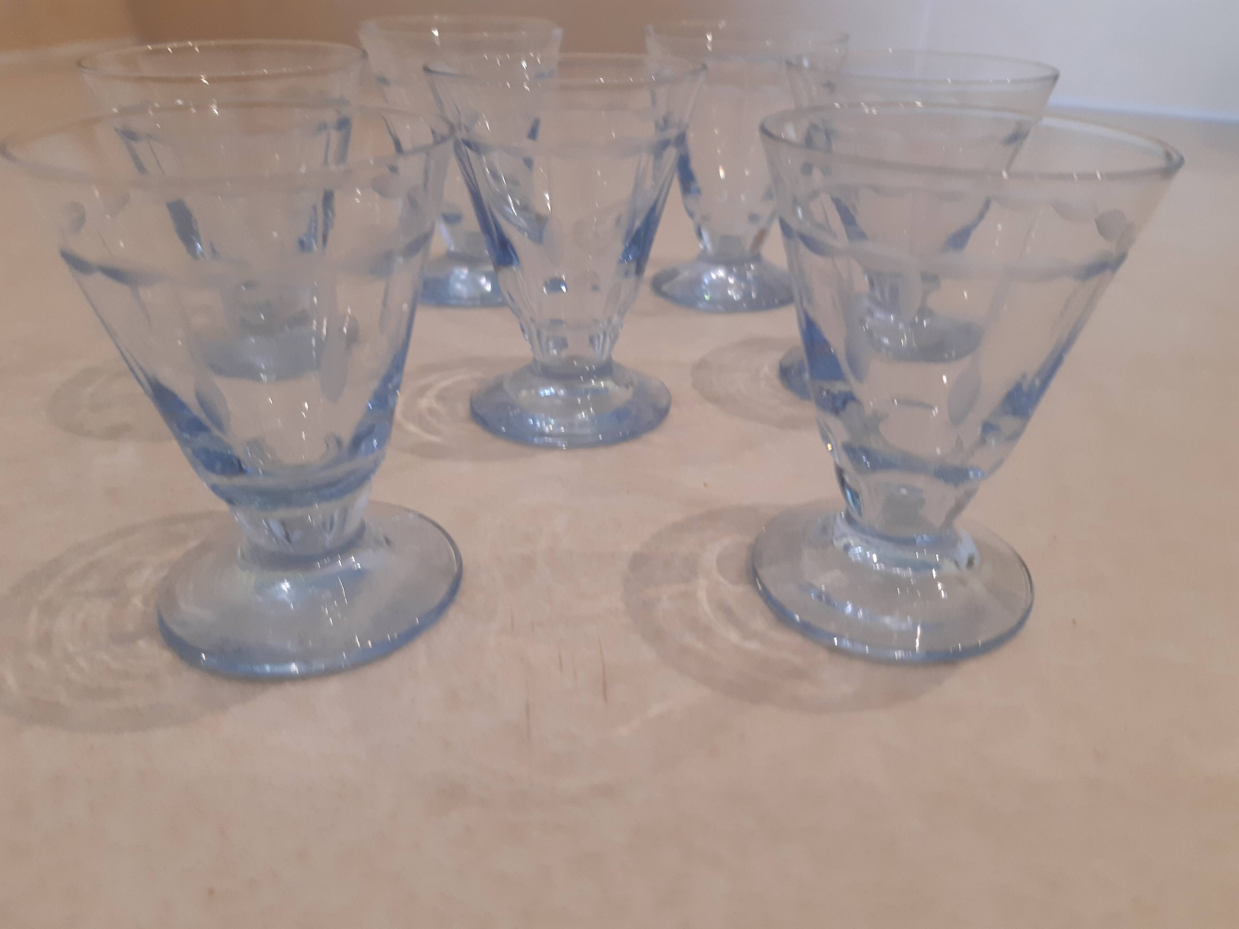 Lot de 7 petits verres à alcool en cristal très finement ciselé bleu.
