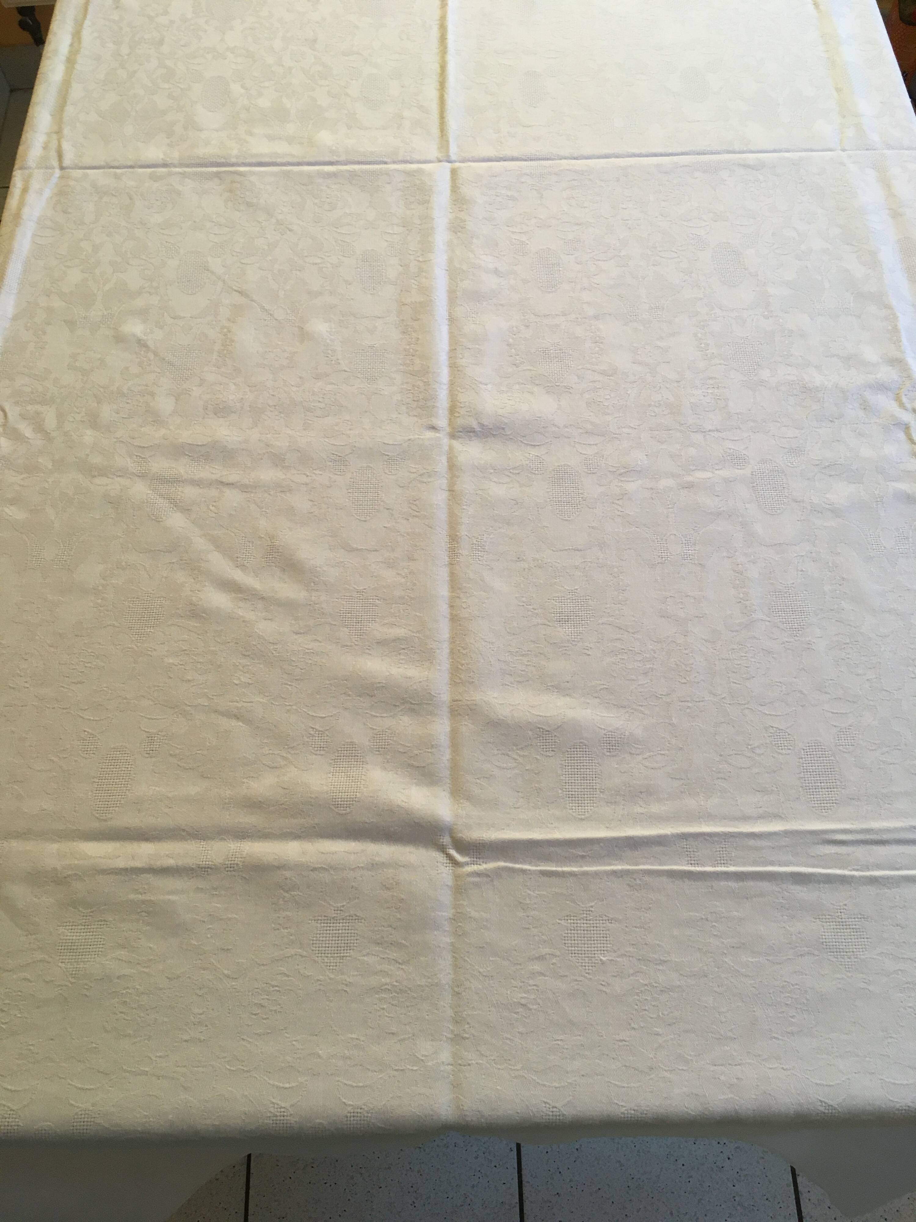 Nappe damassée 130 X 225 volutes et motifs ajourés