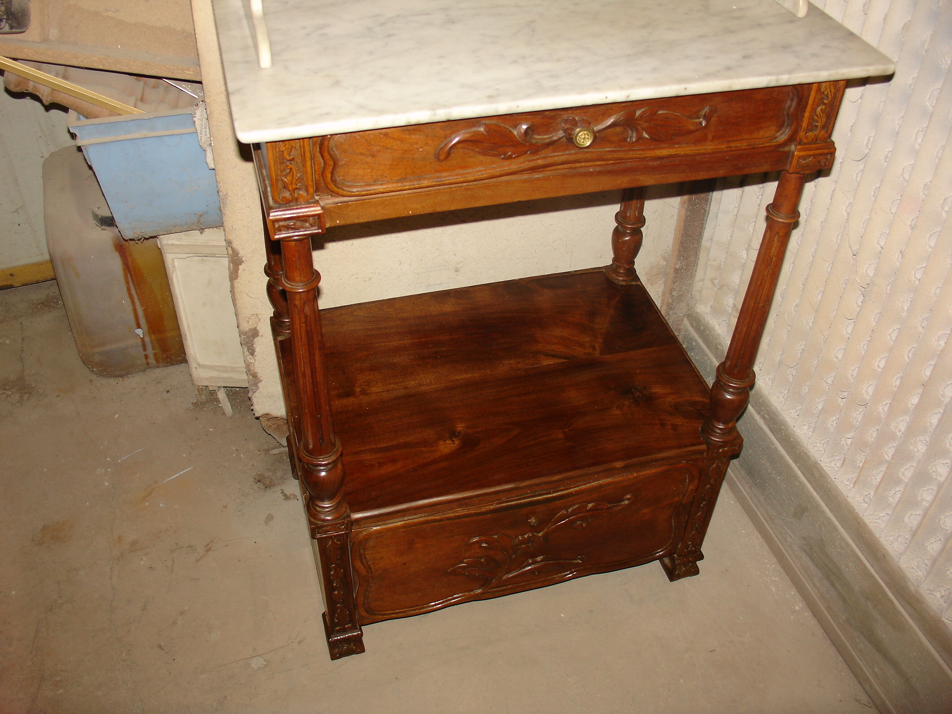 Dressing table and mirror in walnut, circa 1880