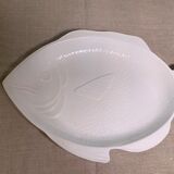 Plat de service en forme de poisson en céramique émaillée blanche