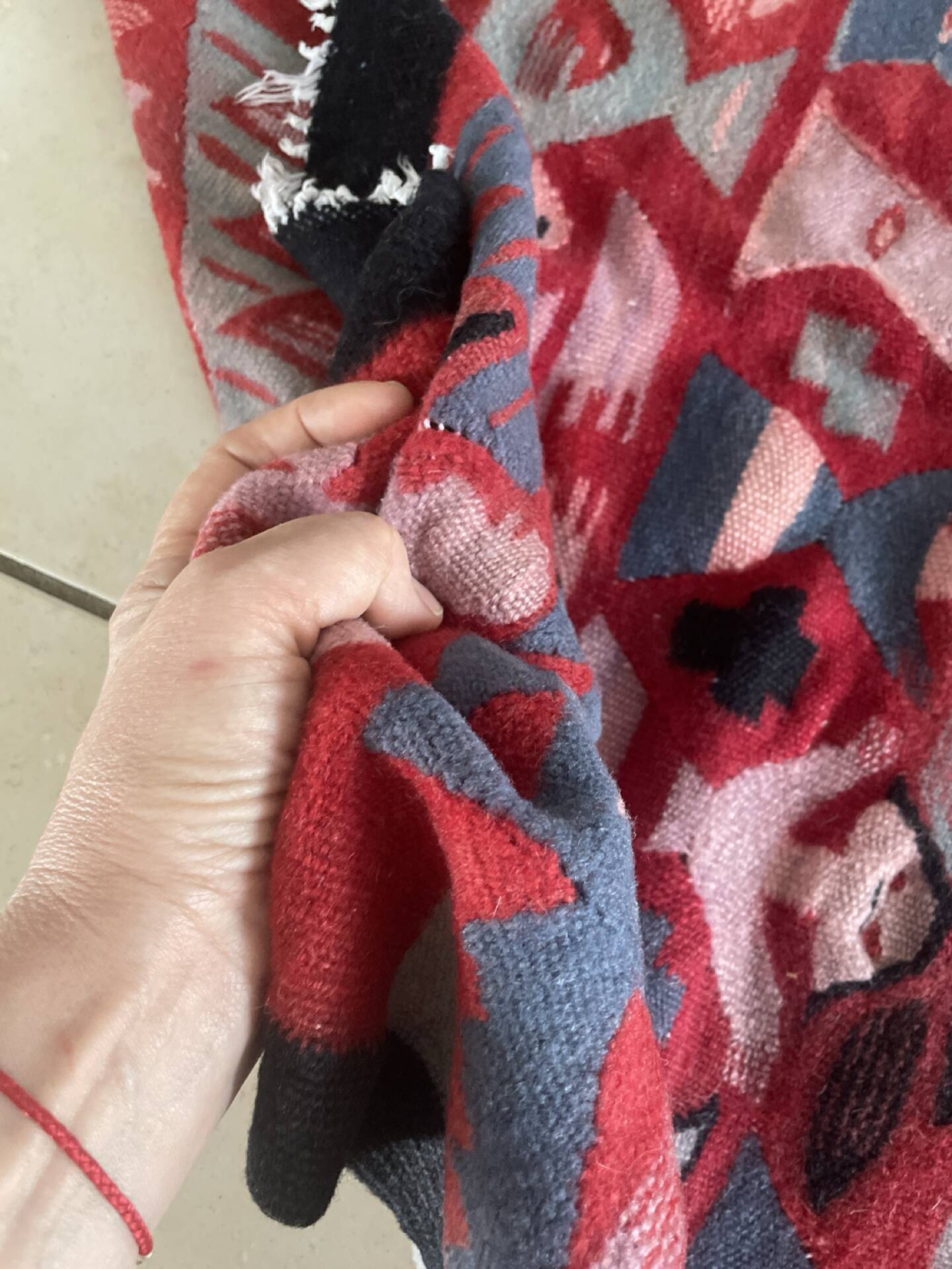 Tapis artisanal tissé main en laine et coton, motifs andins
