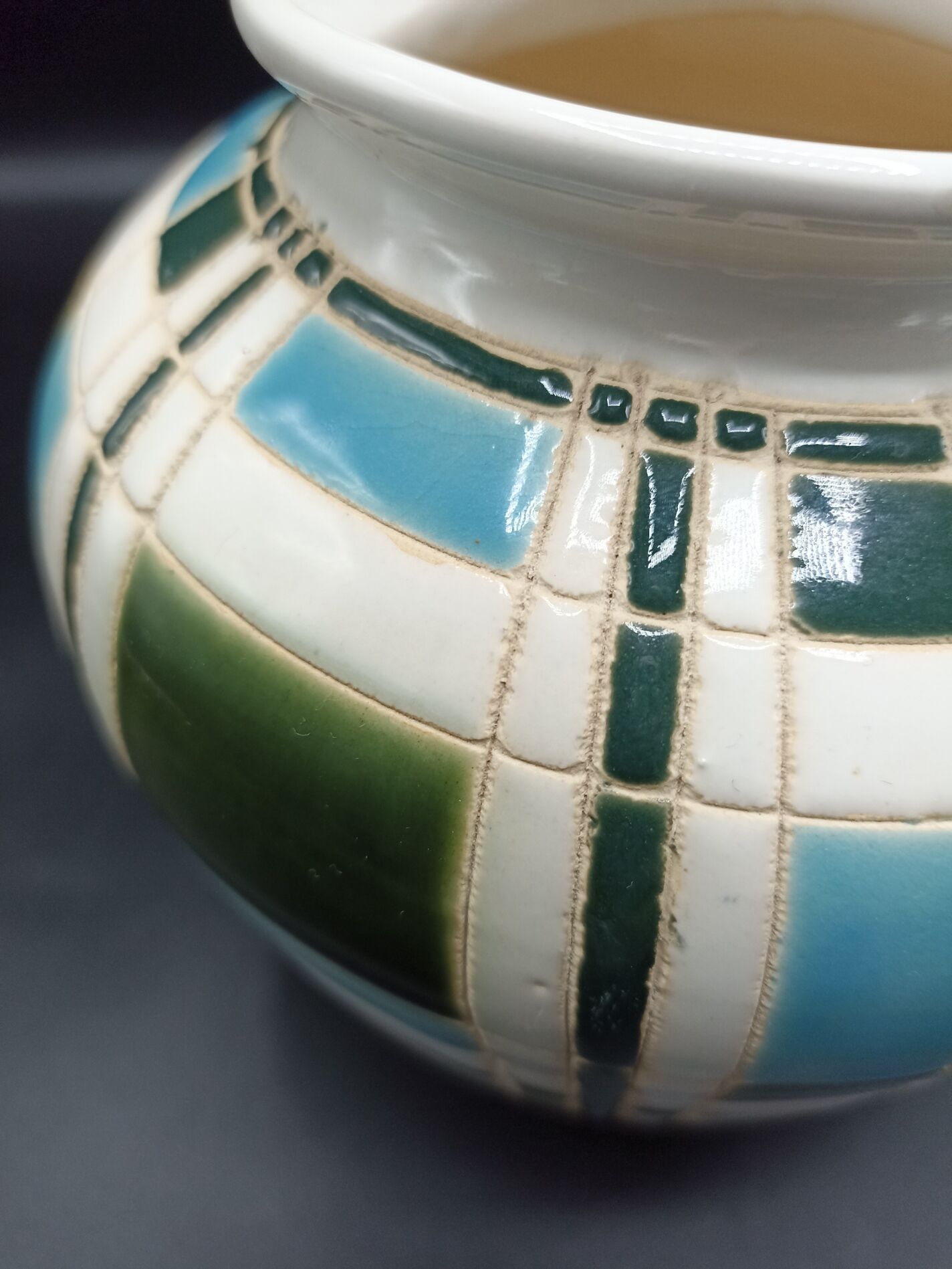 Vase en céramique émaillé à carreaux