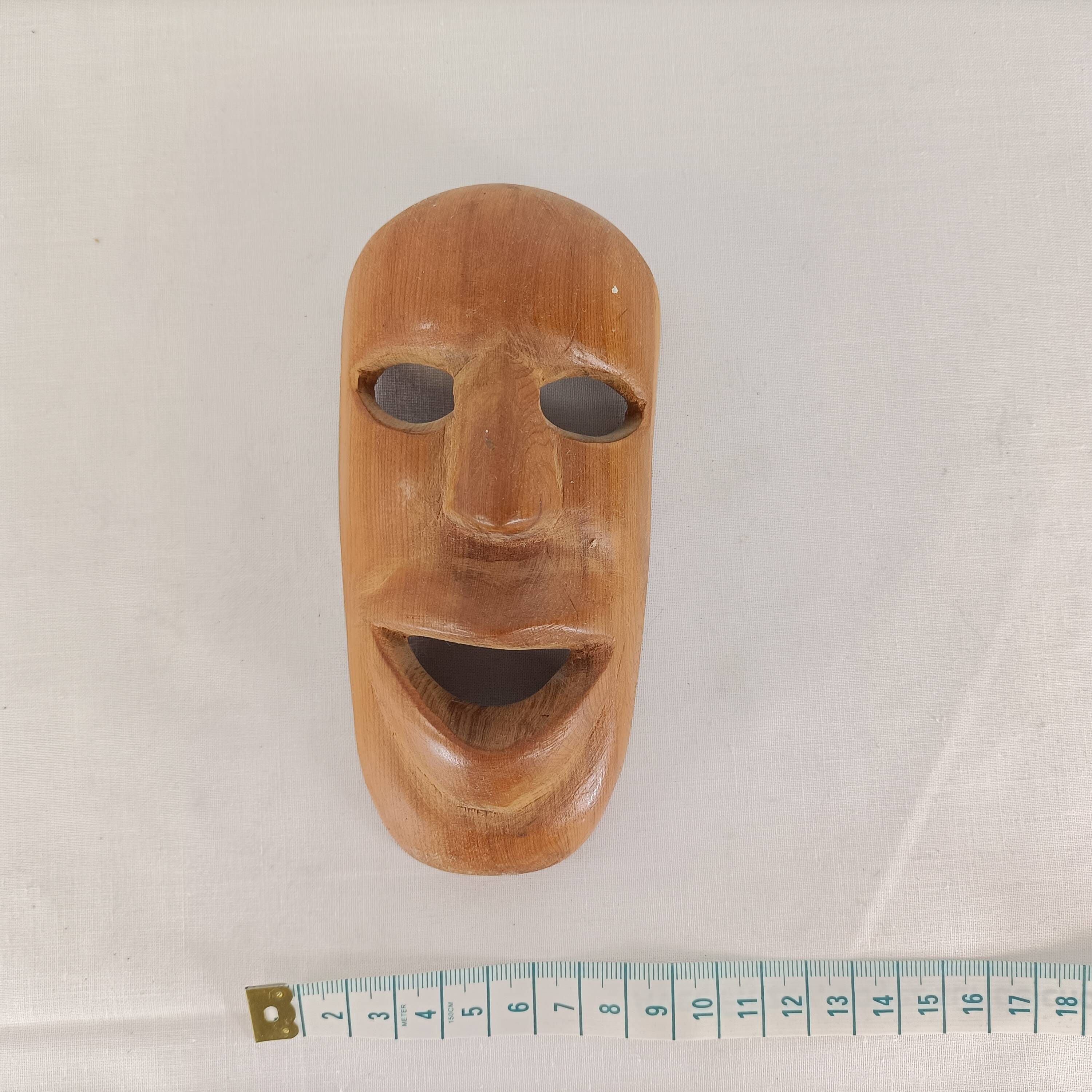 Masque tribal décoratif en bois Z016