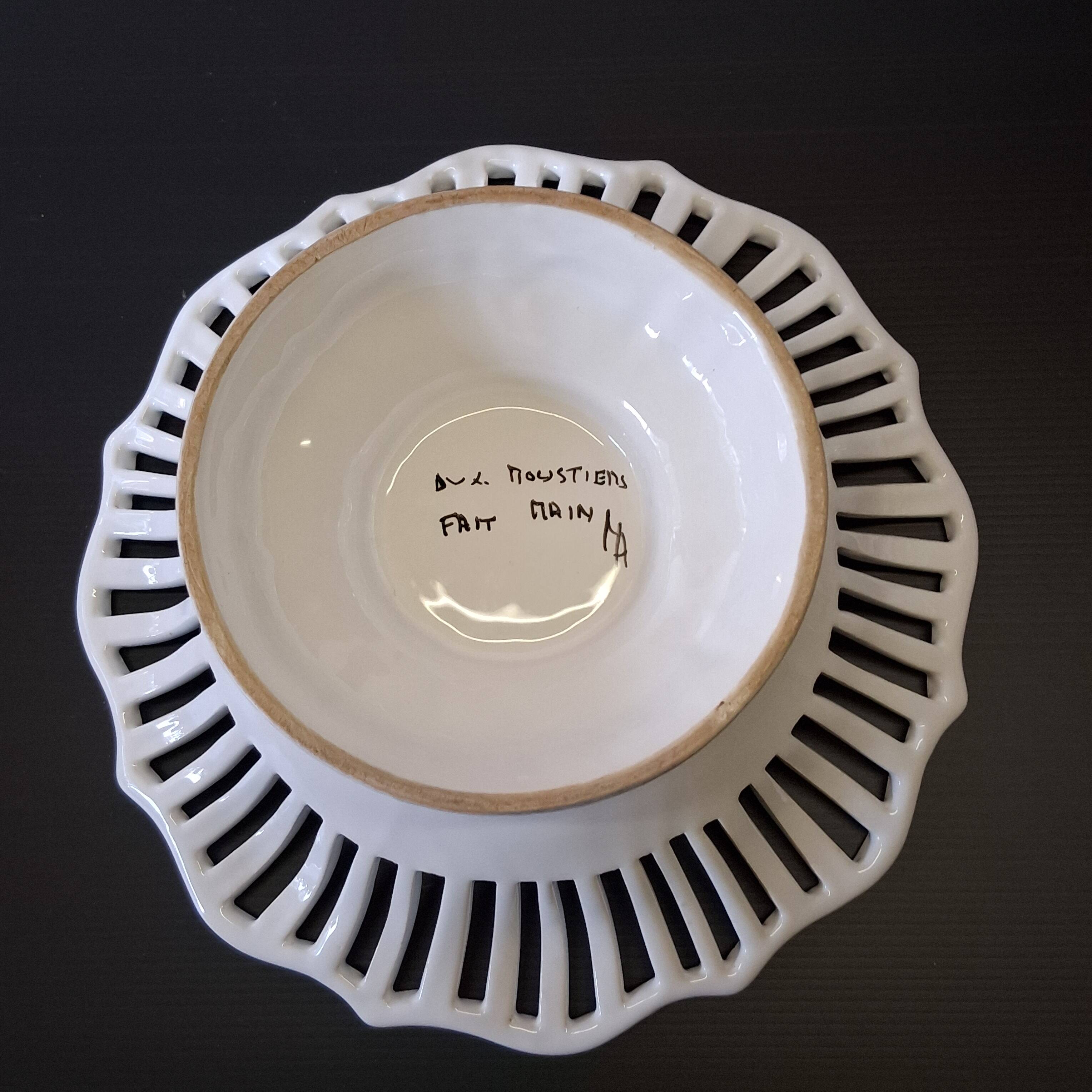 Very nice fruit bowl "Vieux Moustiers" in very good condition.