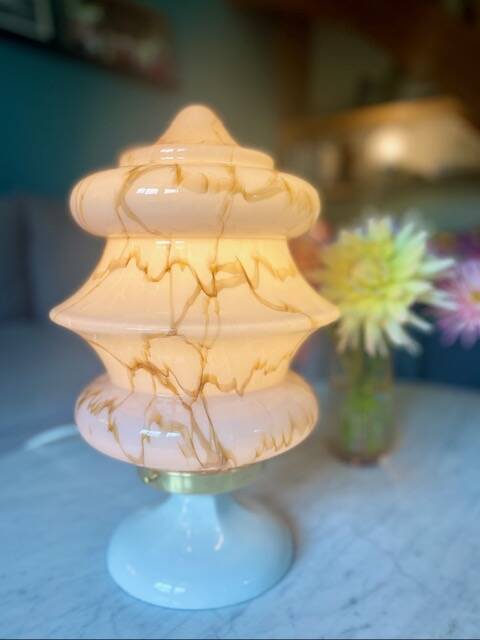 Lampe art déco en opaline marbrée et porcelaine