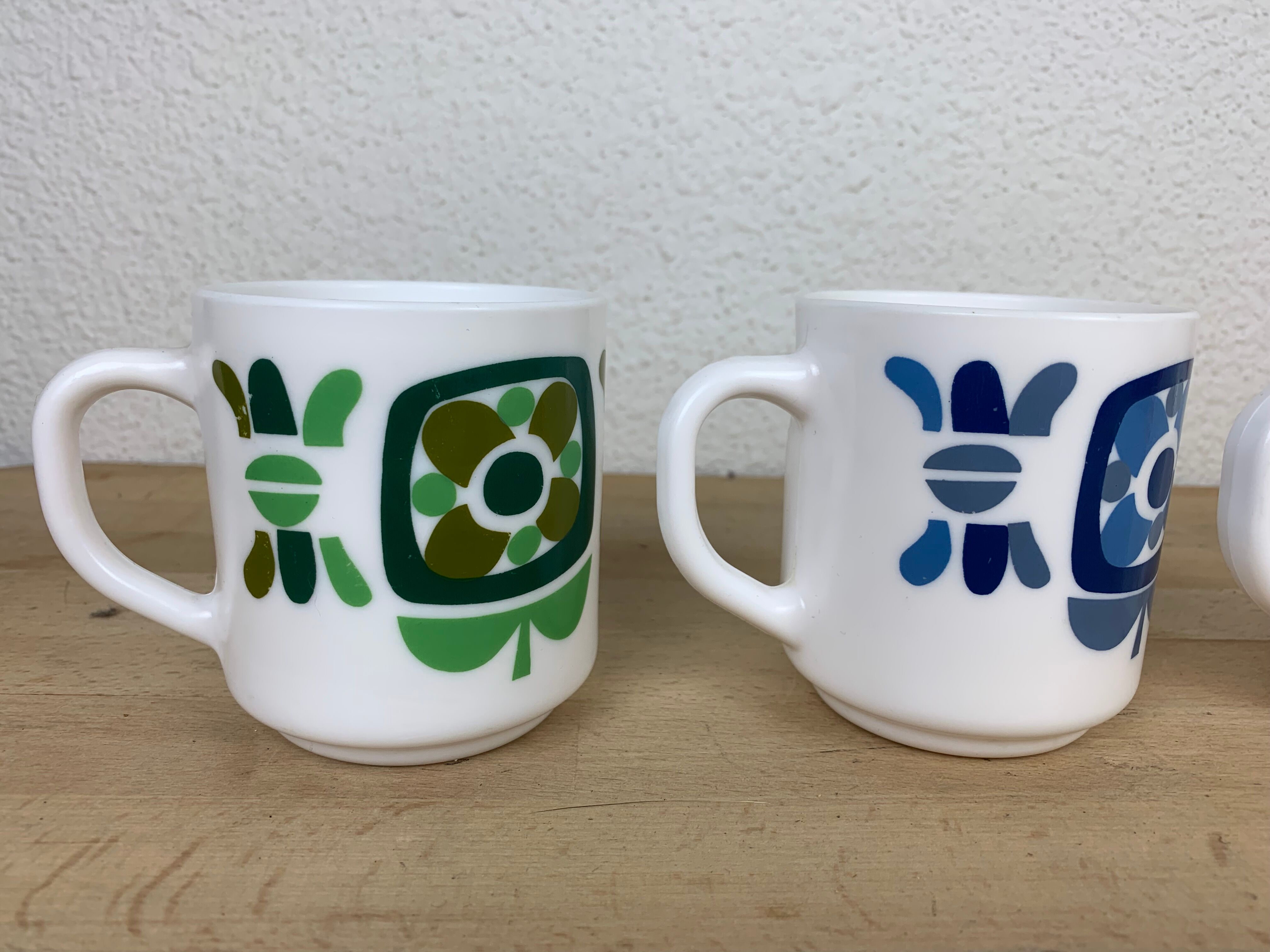 4 vintage Mobil mugs