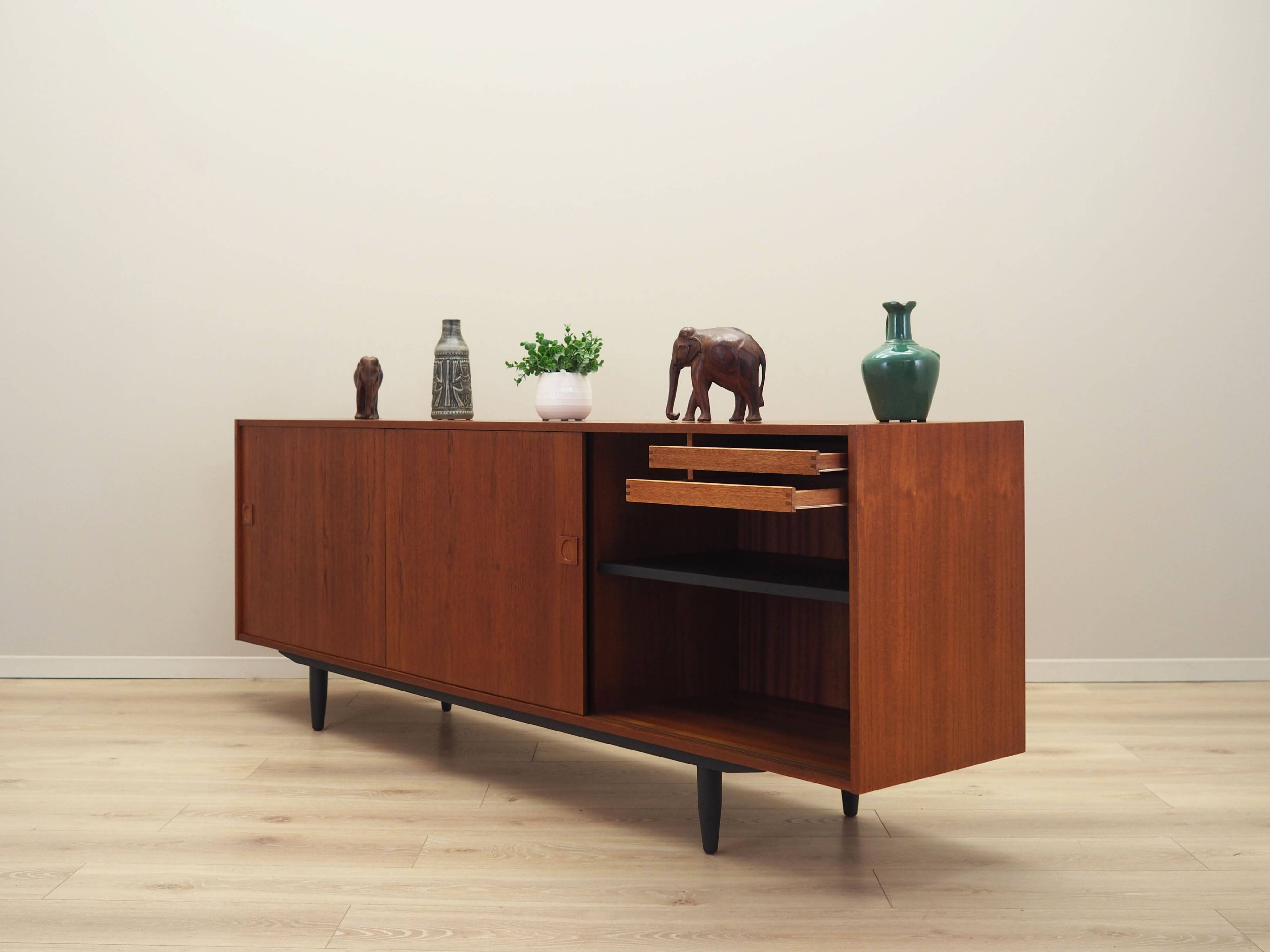 Buffet en teck, design danois, années 1970, production : Danemark