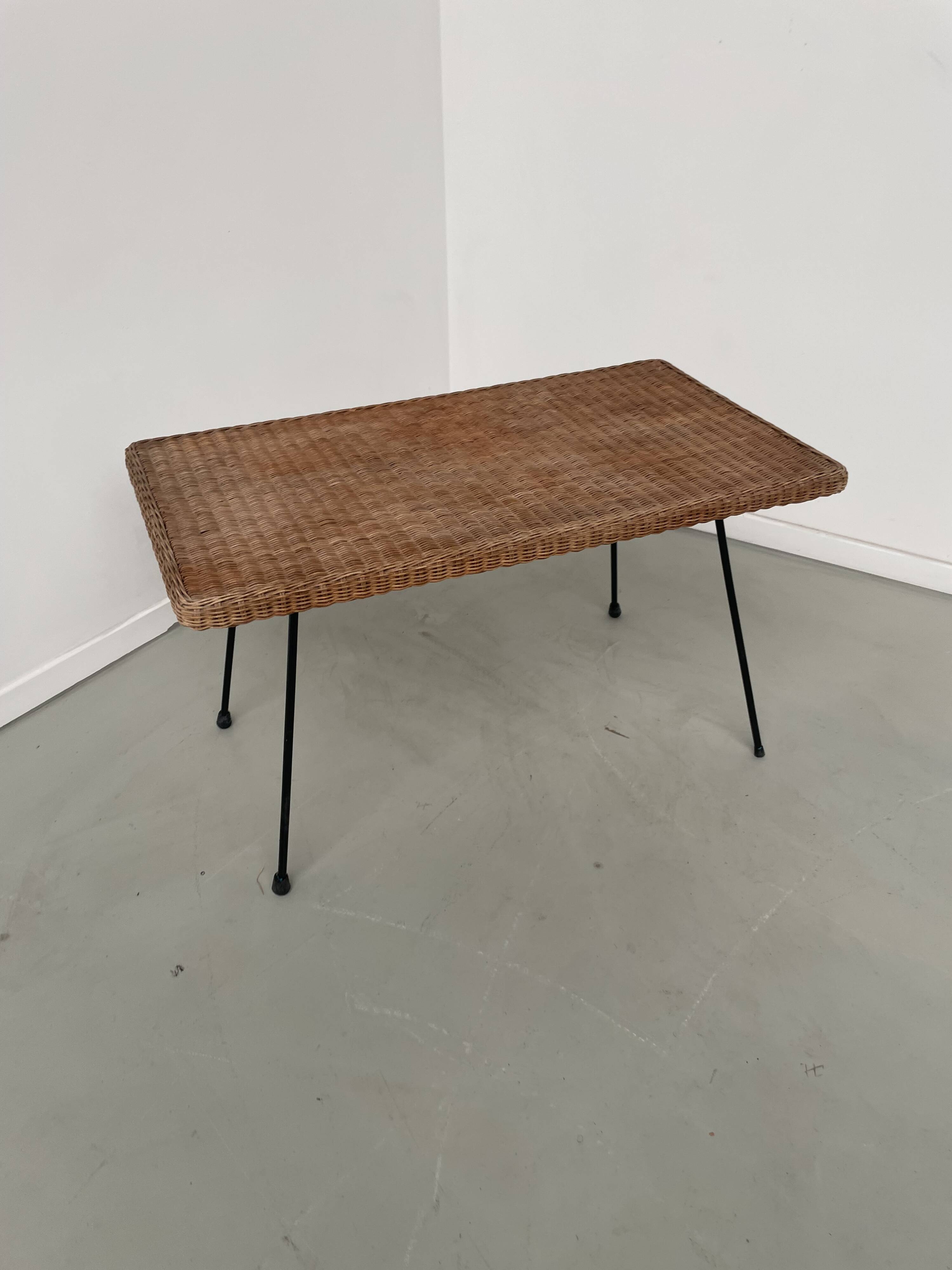 Table basse osier tressé et métal 1960