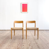 Paire de chaises de salle à manger modèle 75 par Niels O. Møller en chêne