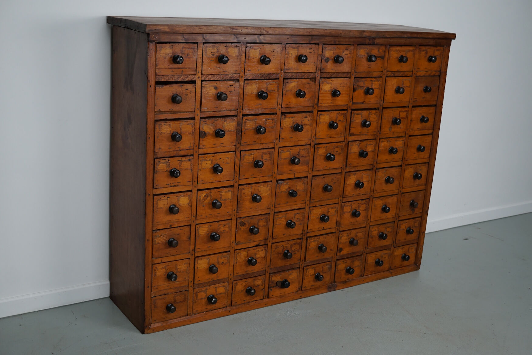 Cabinet d’atelier en pin vers 1930