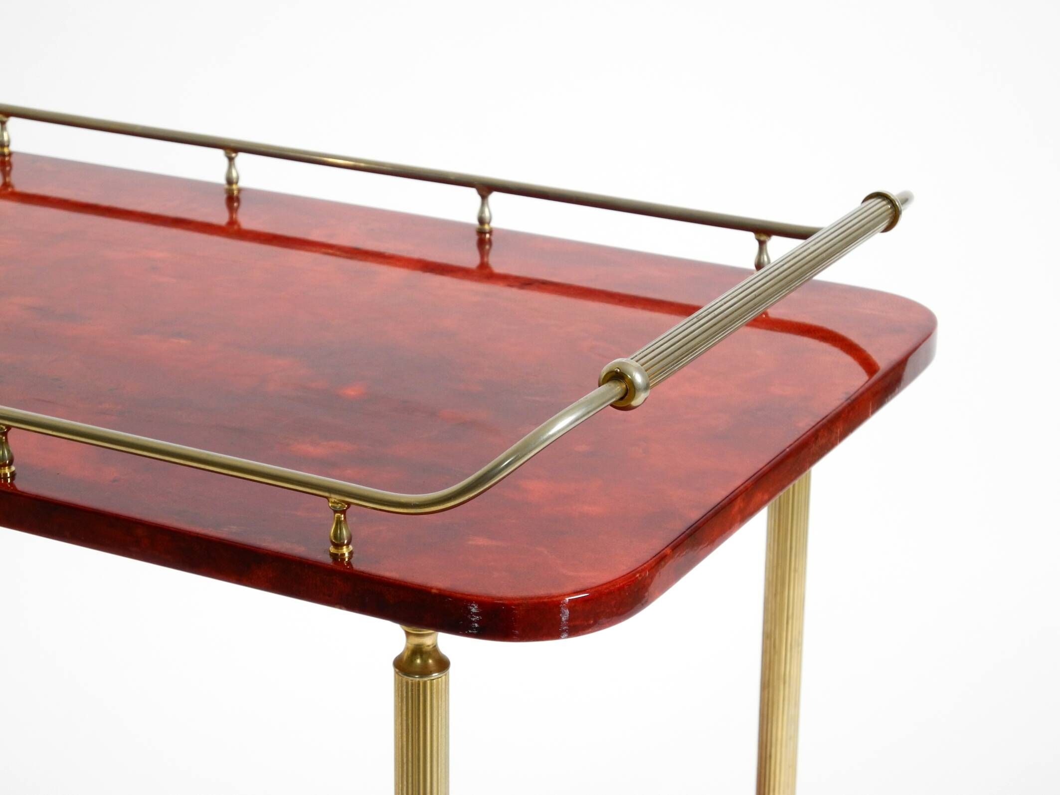 Superbe grand chariot de service en peau de chèvre rouge Aldo Tura des années 1960 | Fabriqué en Italie
