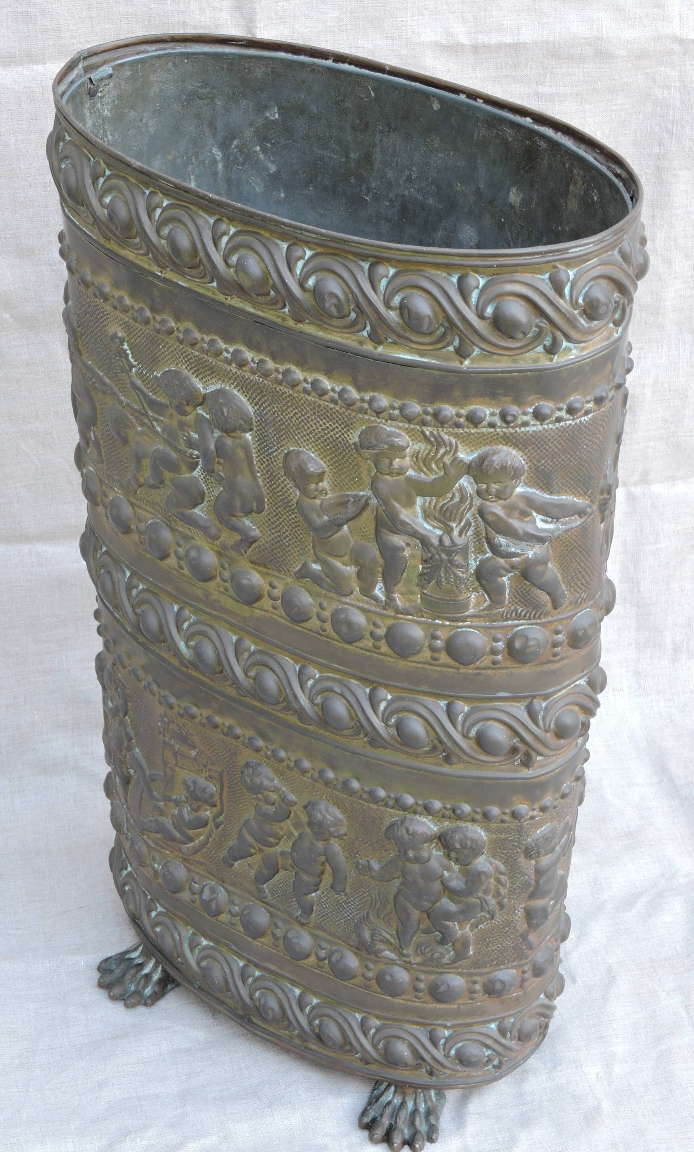 UMBRELLA HOLDER in copper with decoration in repelled CHERUBIN PUTTI ANGELOT, copperware XIX th century