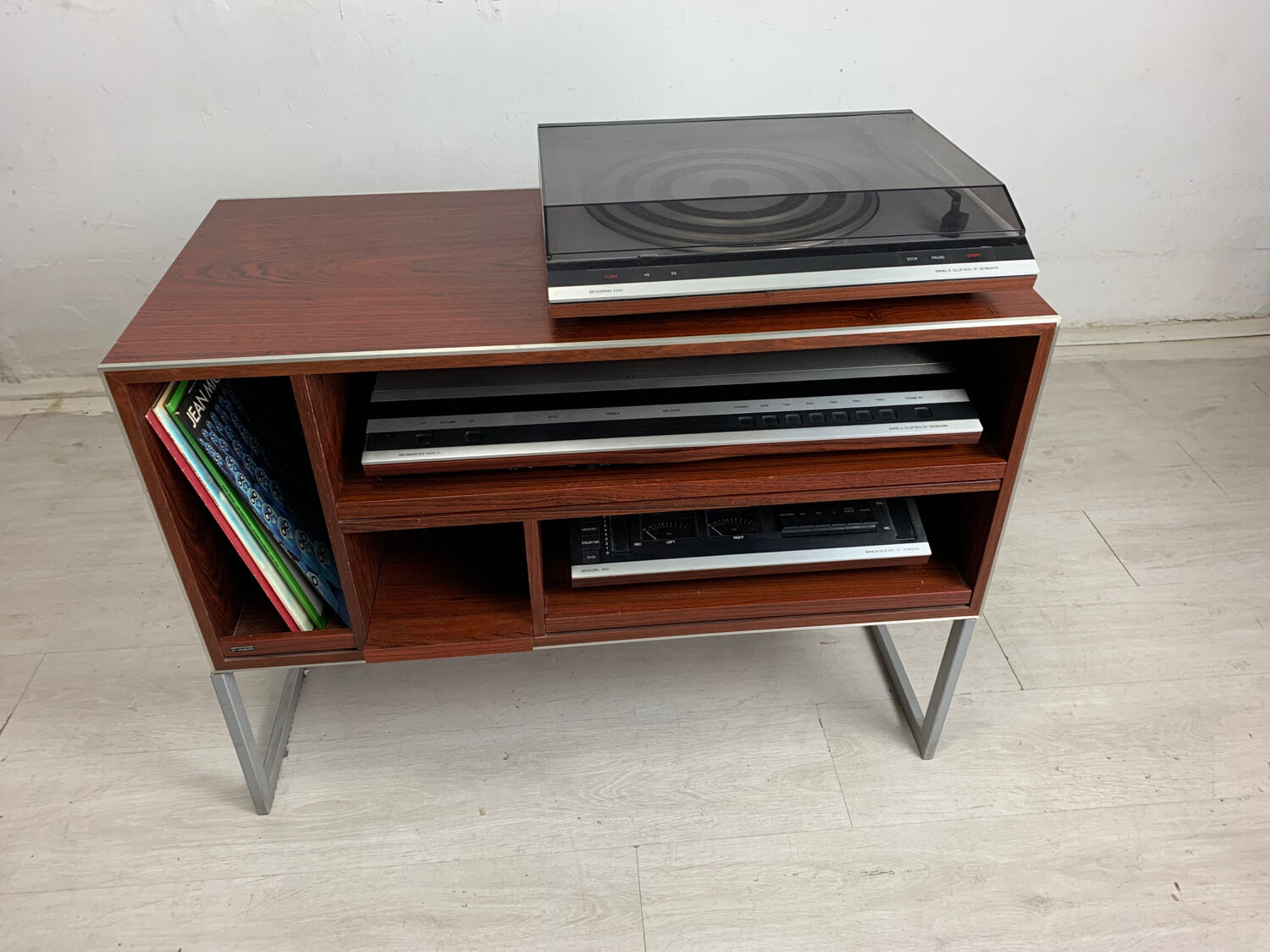 Hi-fi bang and olufsen cabinet