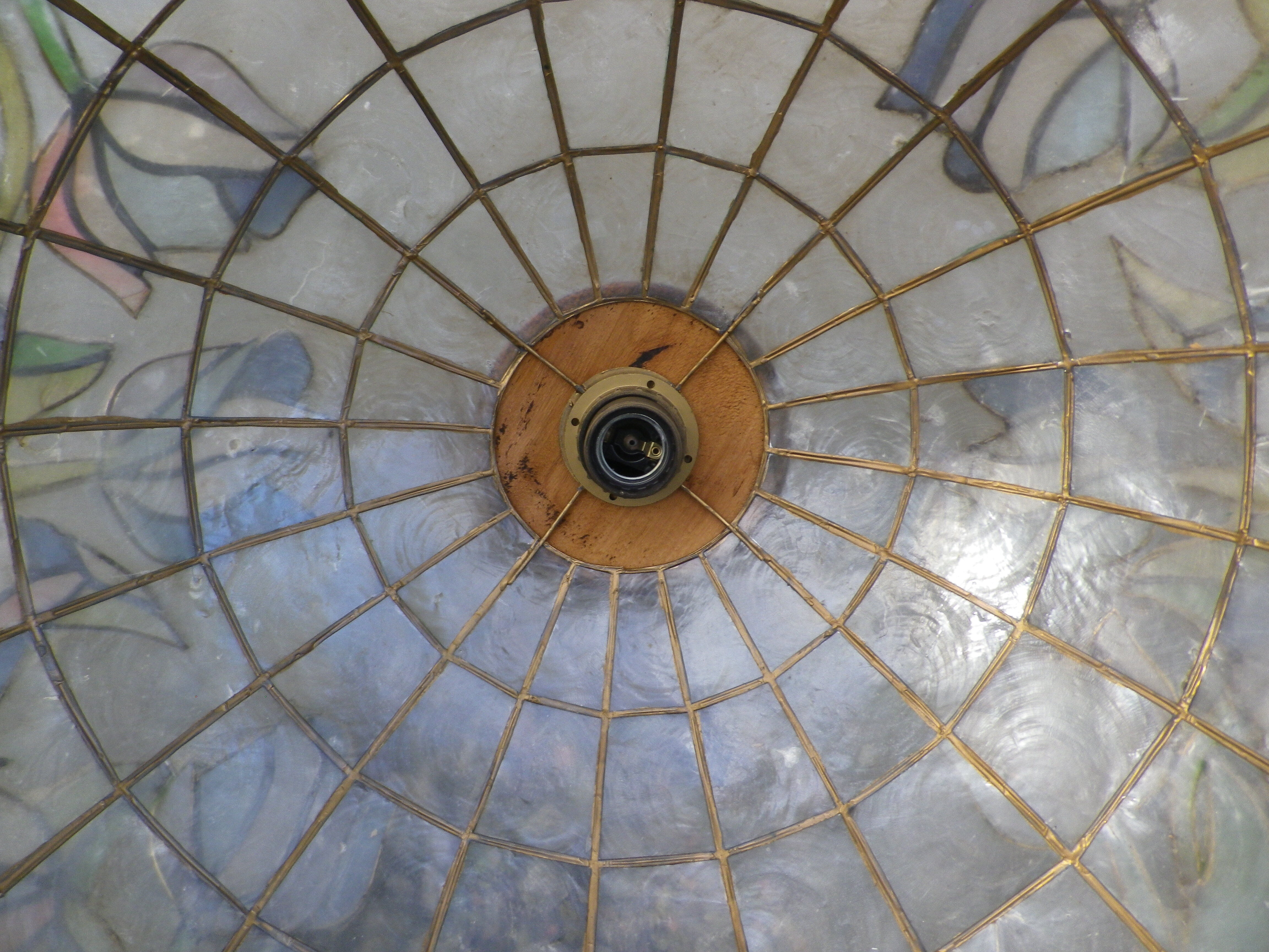 Mother-of-pearl pendant lamp