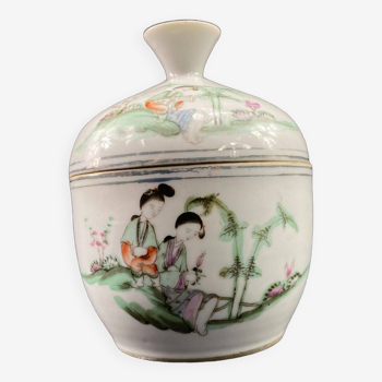 19th century covered bowl in Chinese porcelain with ideograms
