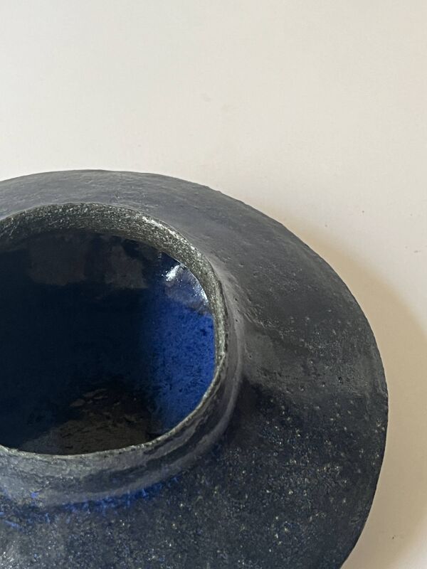 Vase toupie fait main en céramique émaillée et signée vers 1950