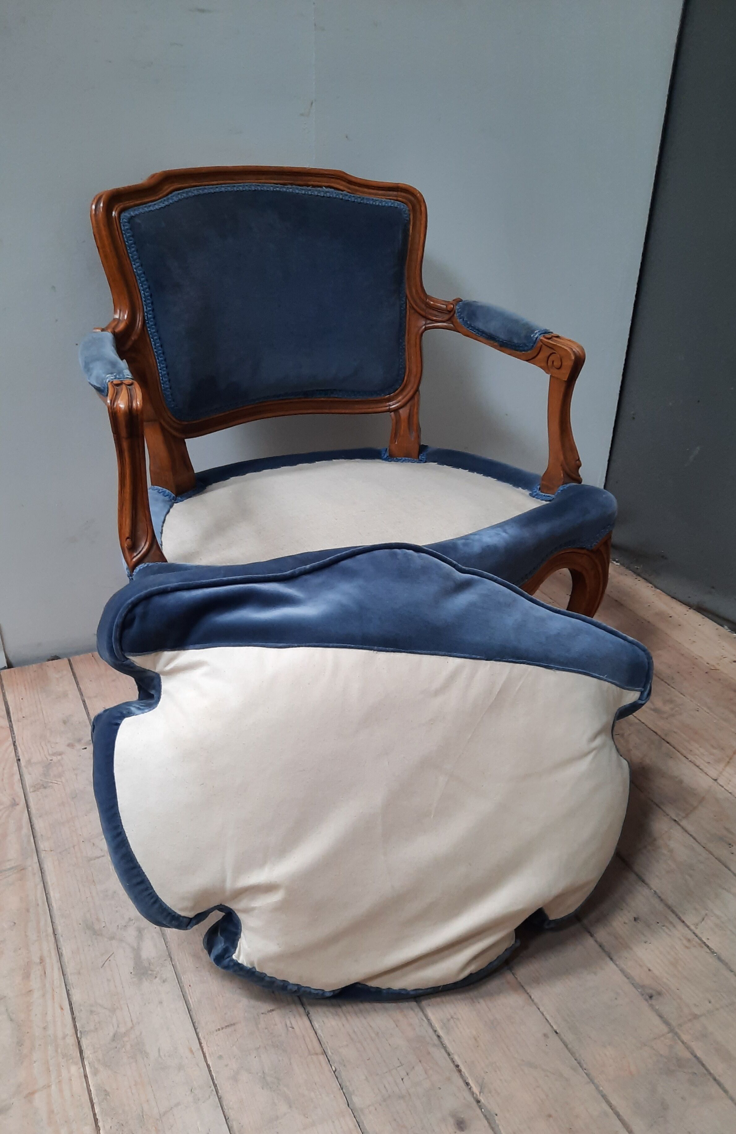 Paire de fauteuil bas de style Louis XV