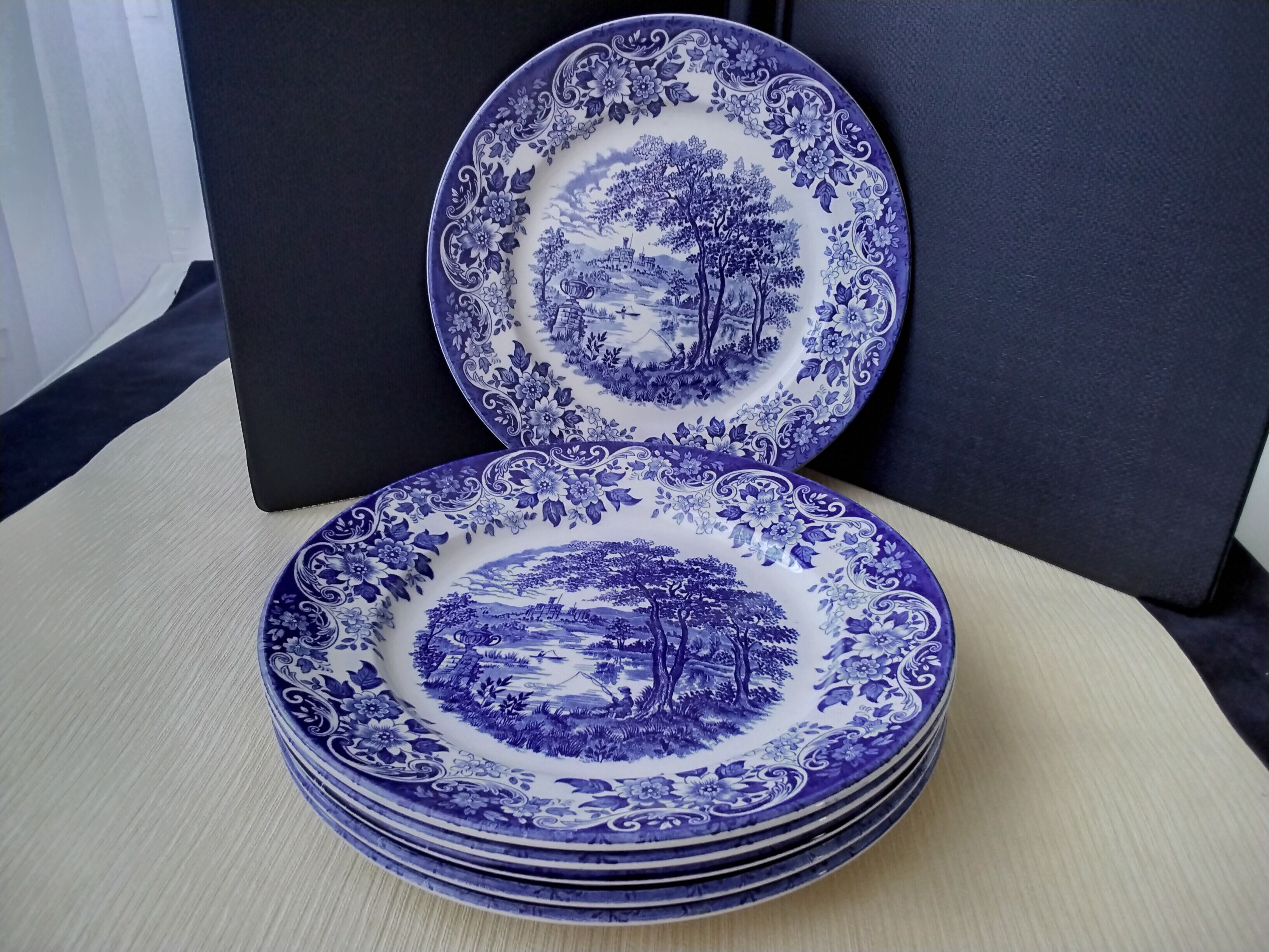 6 Flat plates in English porcelain Broad Hurst Staffordshire