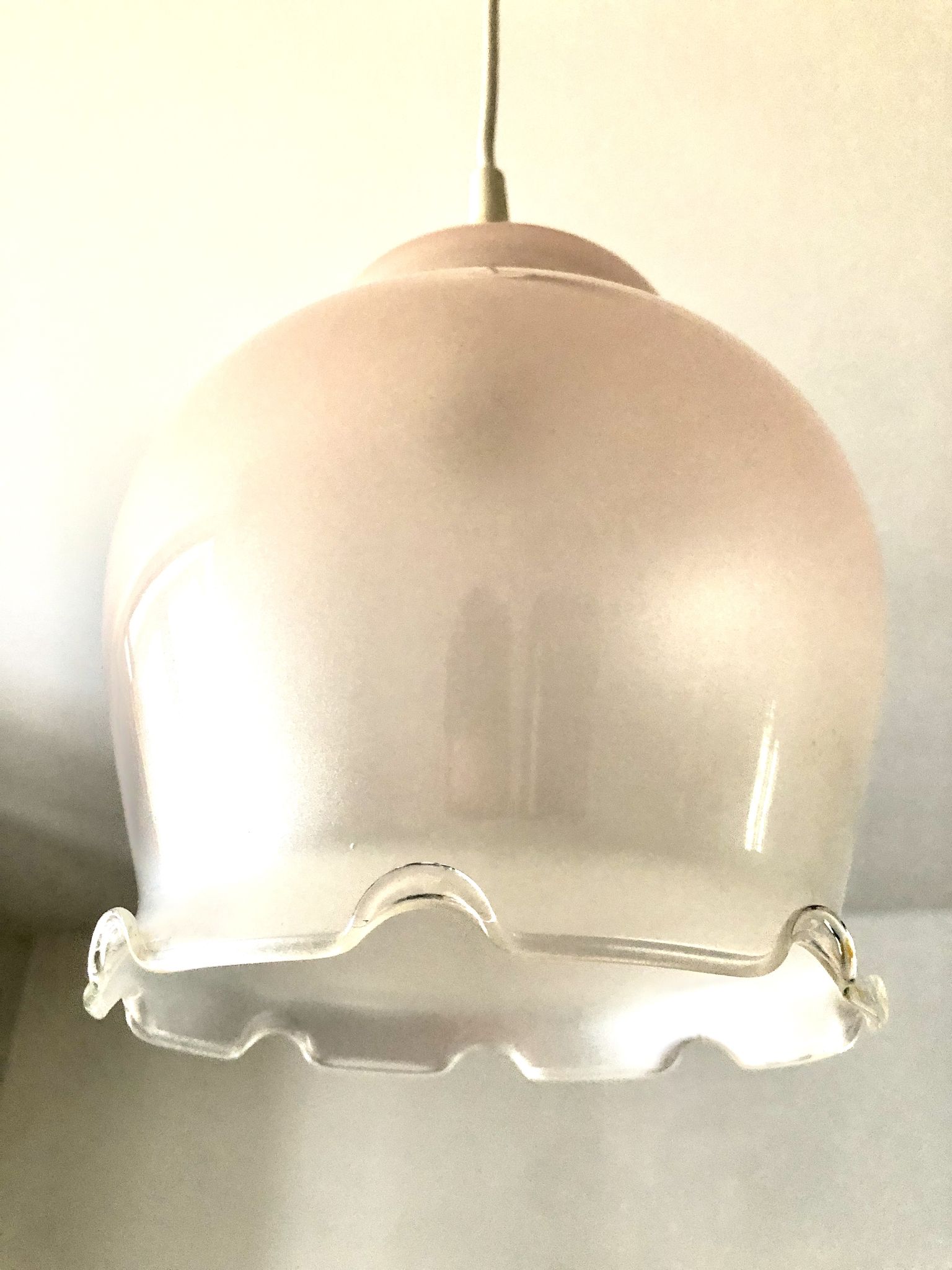 Suspension verre dépoli à volants rose nacré 1960