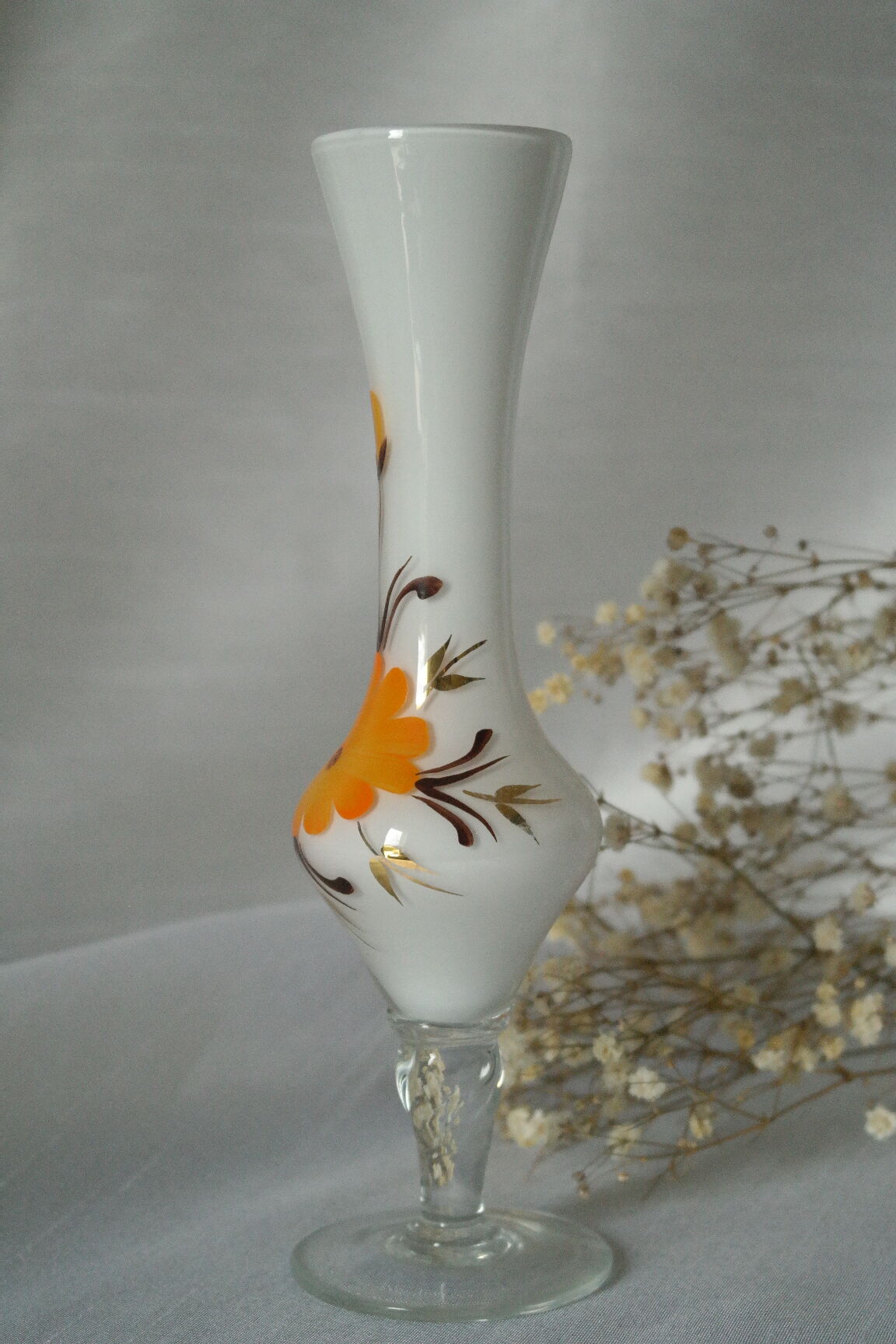 Soliflore en opaline blanche fleuri vintage