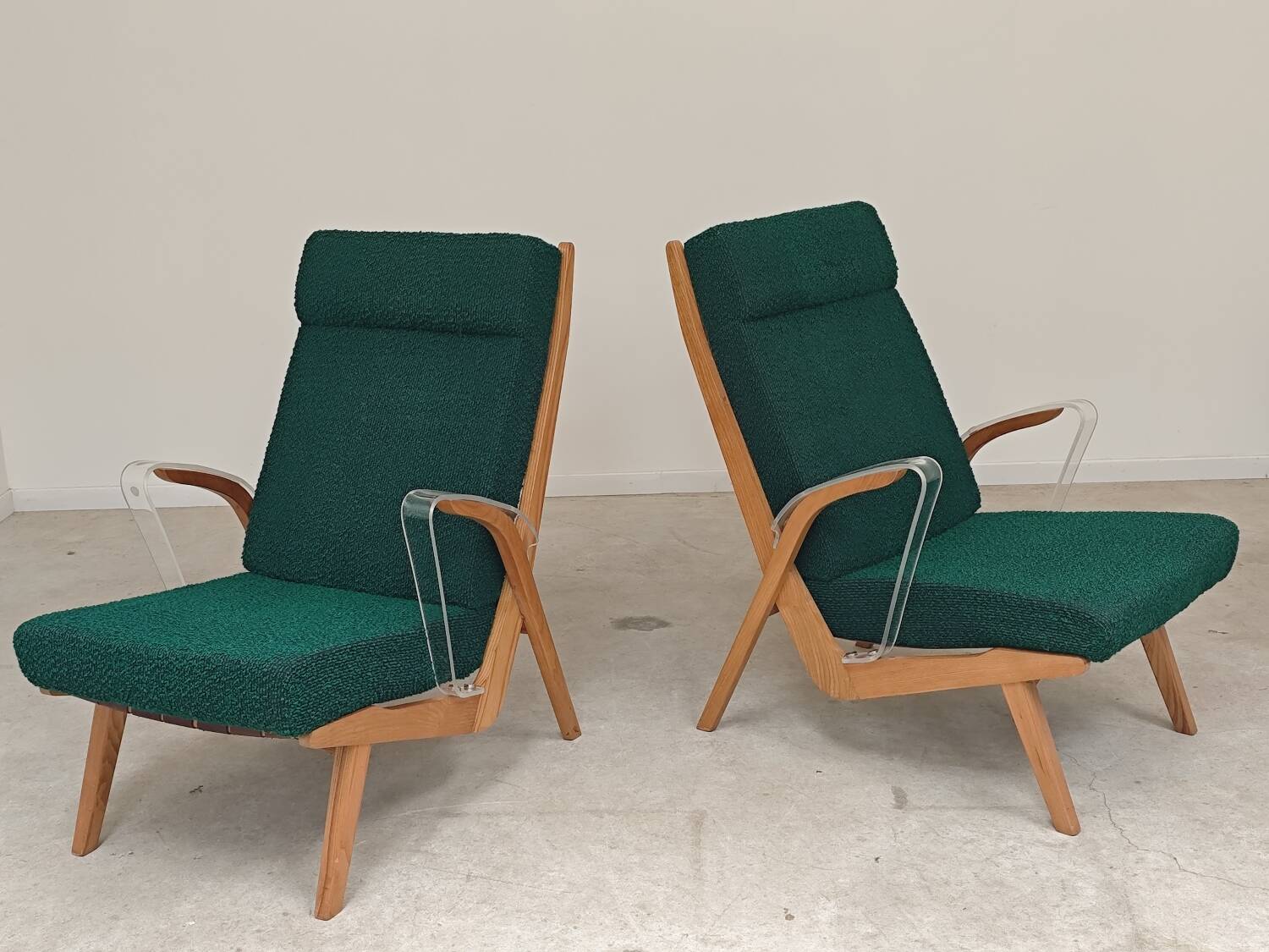 Paire de fauteuils ULUV bois et tissu vert bouclette