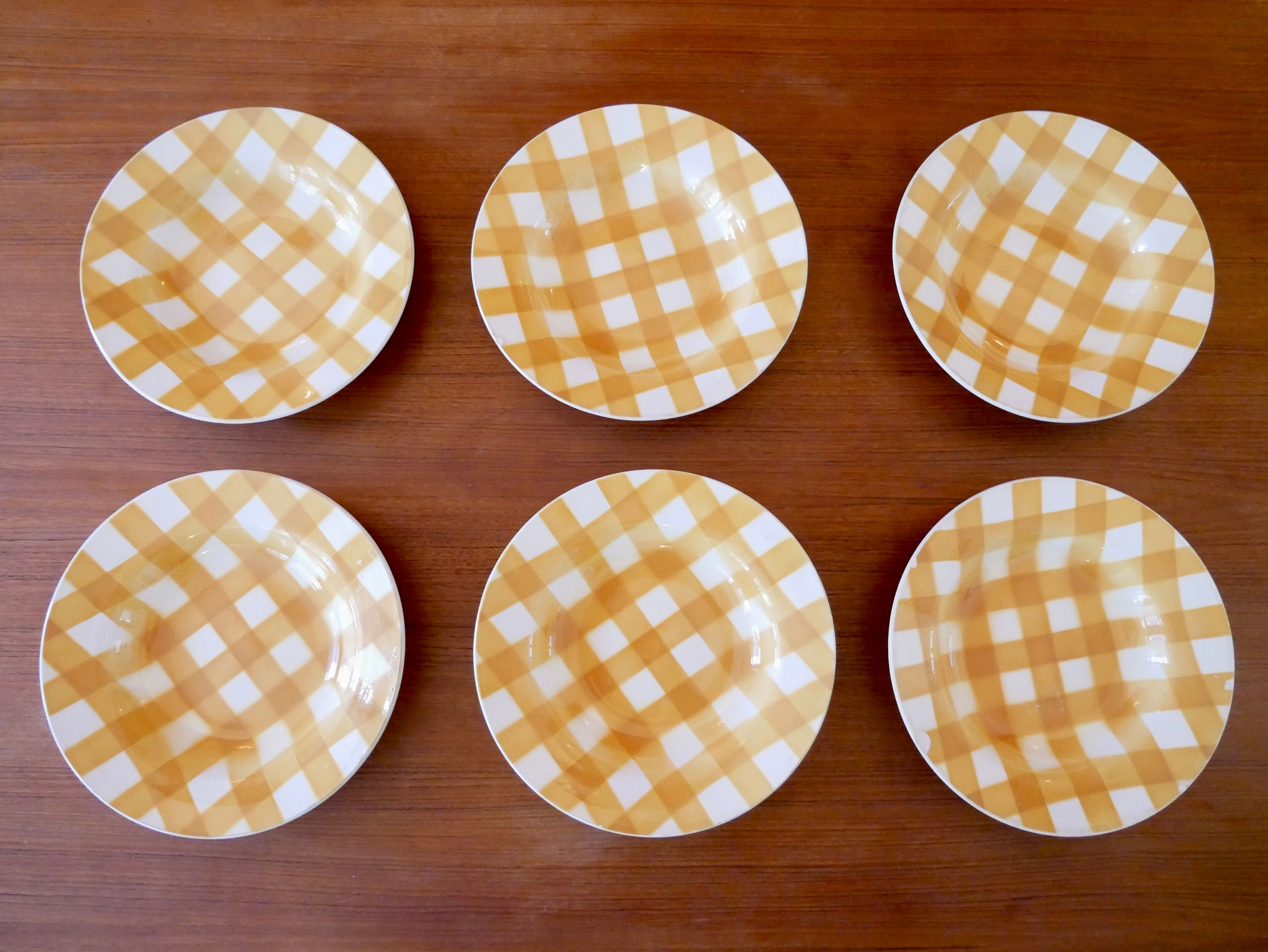 6 hollow plates with yellow and white checkered