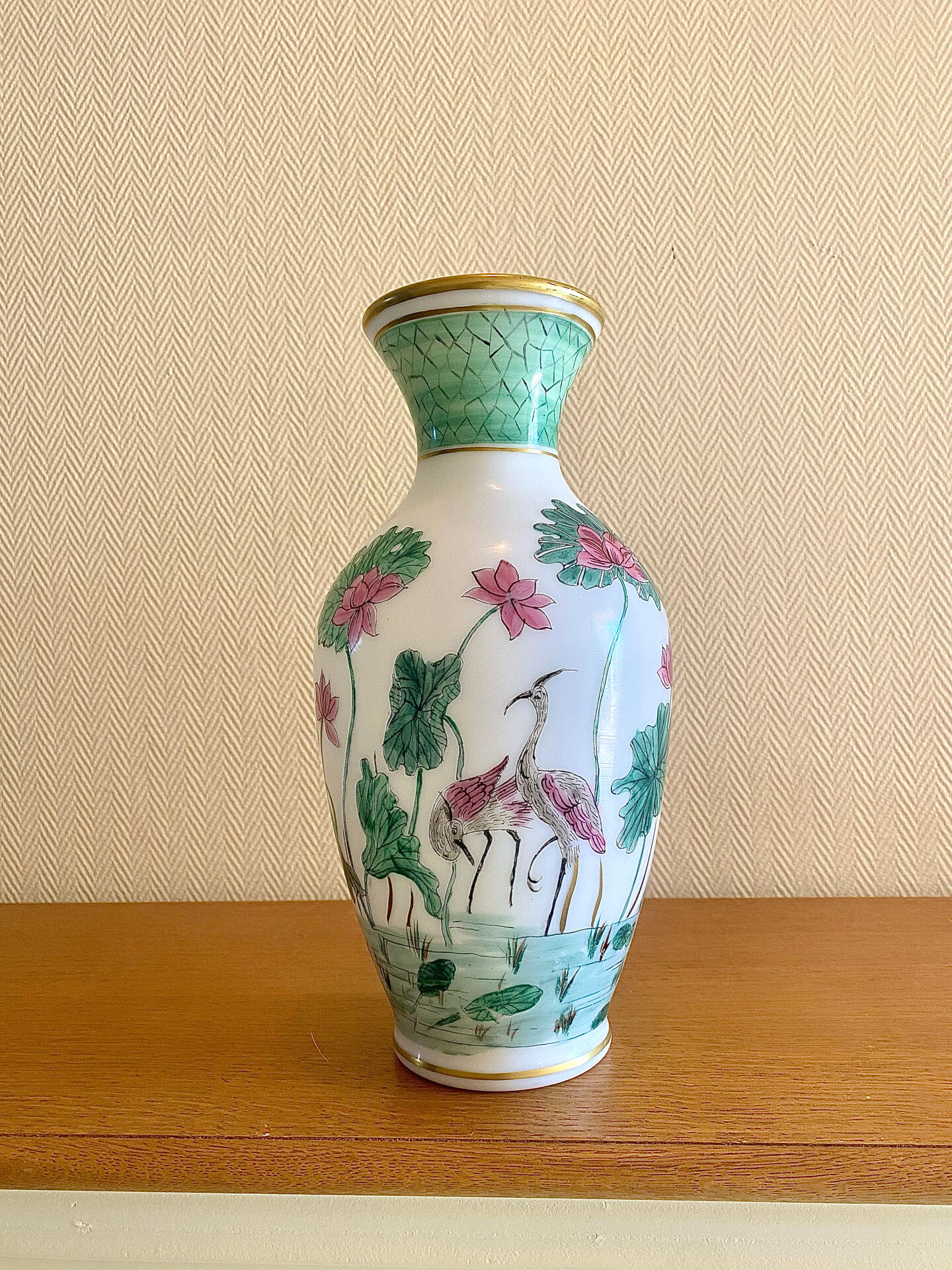 Grand vase en opaline blanche décor asiatique émaillé