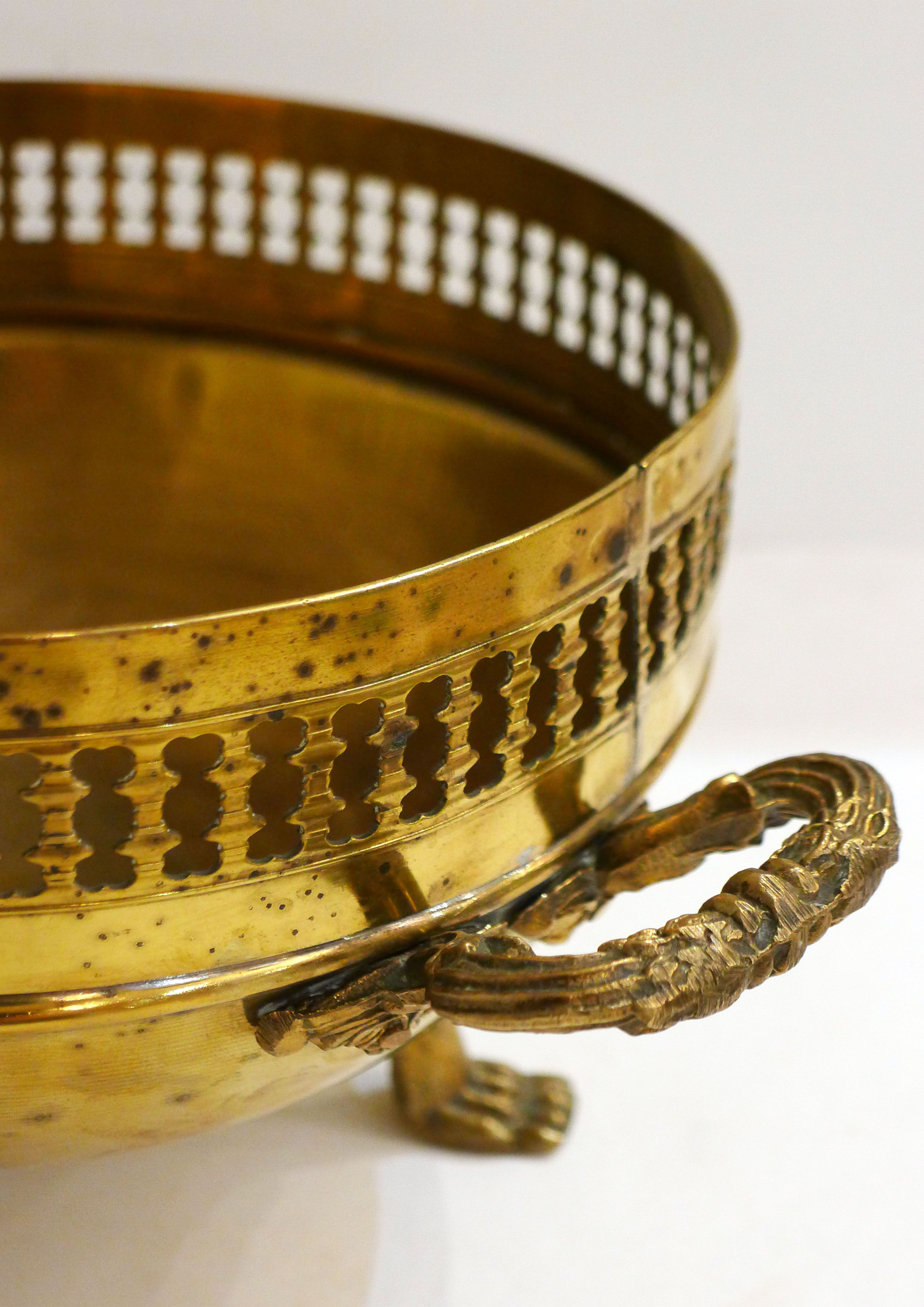 Planter on lion legs, made of golden metal
