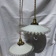 Paire de suspension opaline ondulée vintage griffe laiton