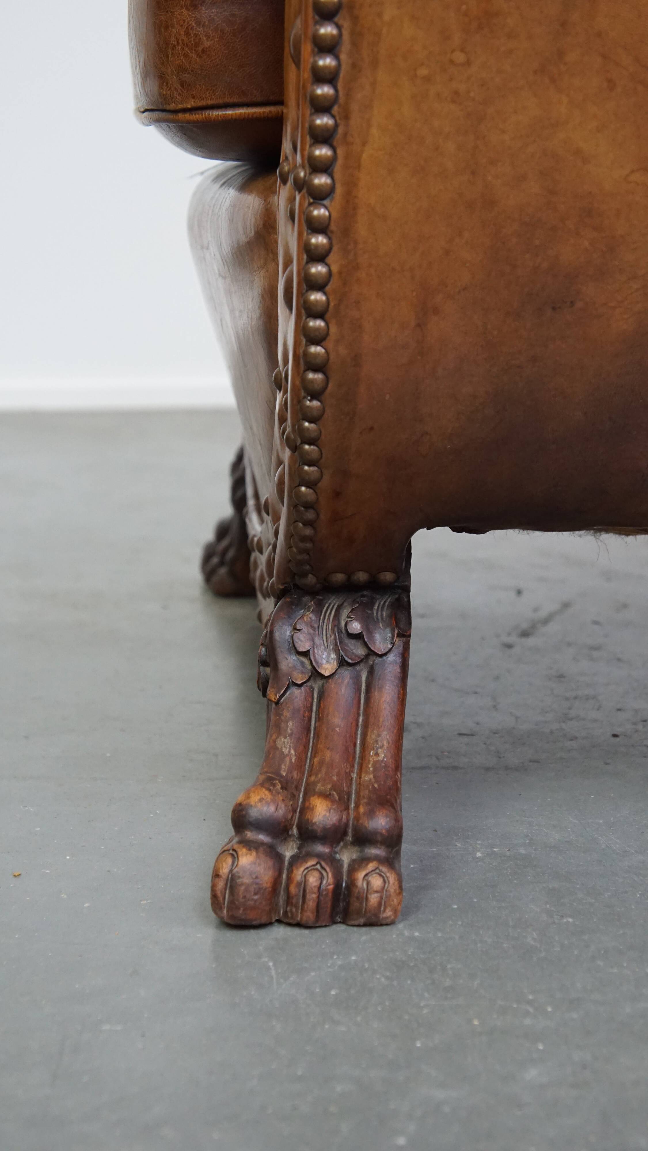 Fauteuil en cuir de mouton antique caractéristique avec de beaux détails et un design unique